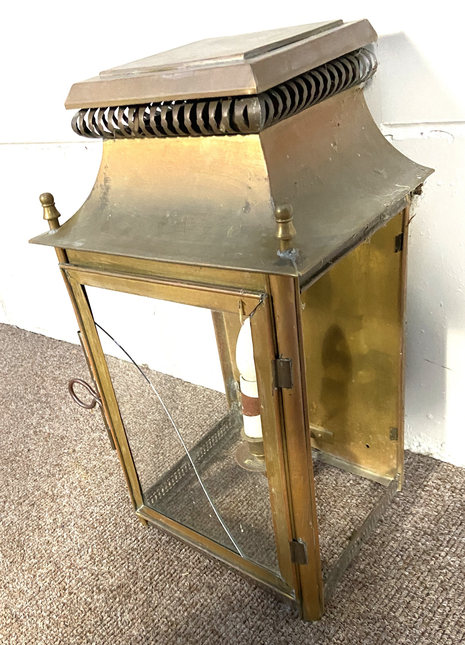 A pair of vintage ‘brass’ wall mounted hall lanterns, with pierced ogee tops, each with single - Image 5 of 5