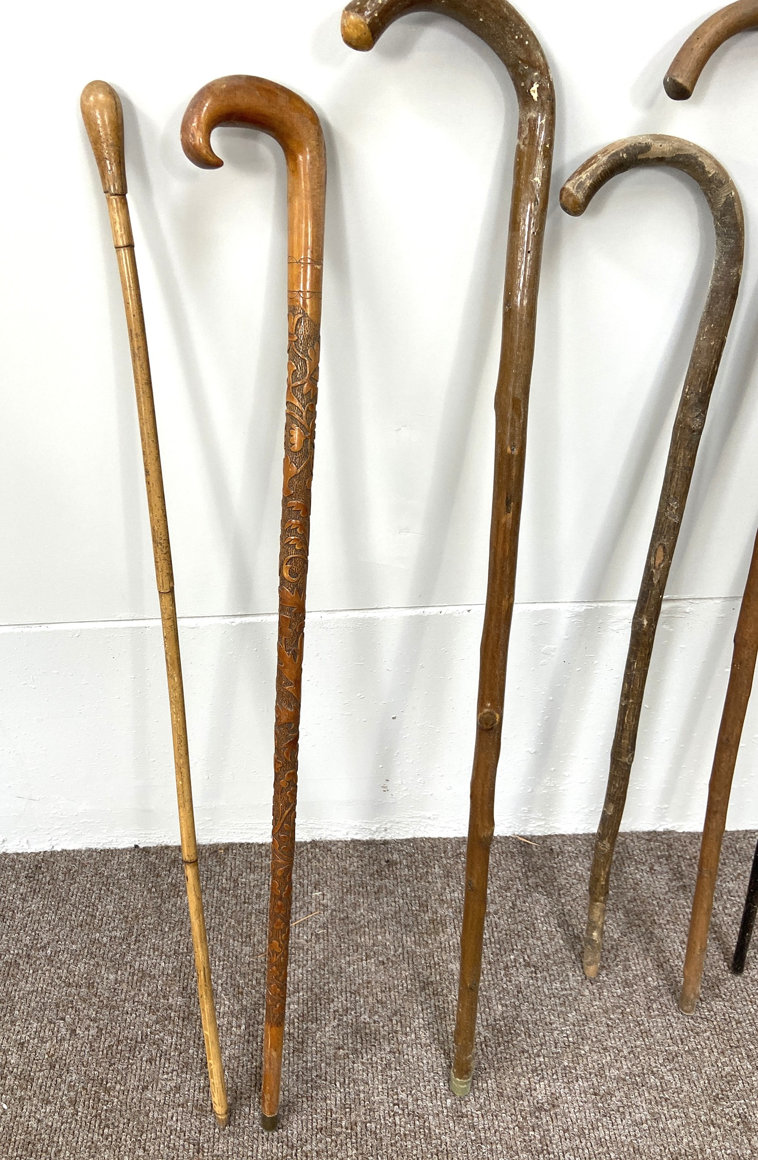 Six assorted walking sticks and canes, including an example with finely carved cane and hooked - Image 5 of 6