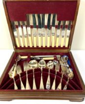 Assorted silver plated flatware, including a cased canteen, assorted cased sets of spoons and