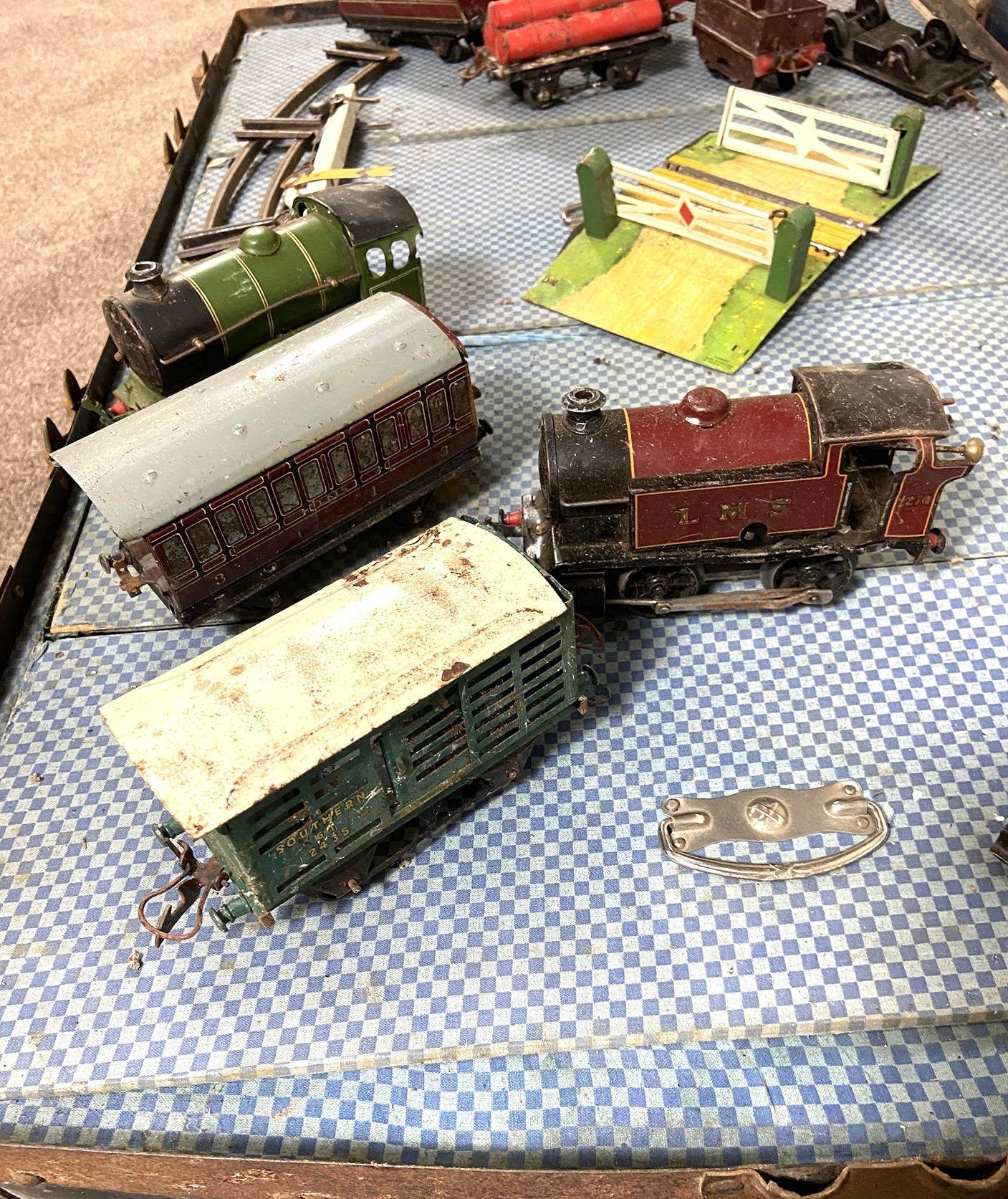 A collection of vintage model Horby type tin plate railway and assorted engines, carriages, track - Image 4 of 10
