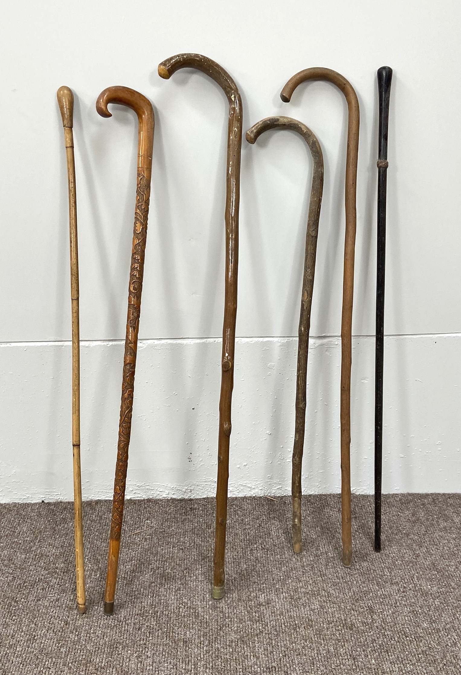 Six assorted walking sticks and canes, including an example with finely carved cane and hooked - Image 4 of 6