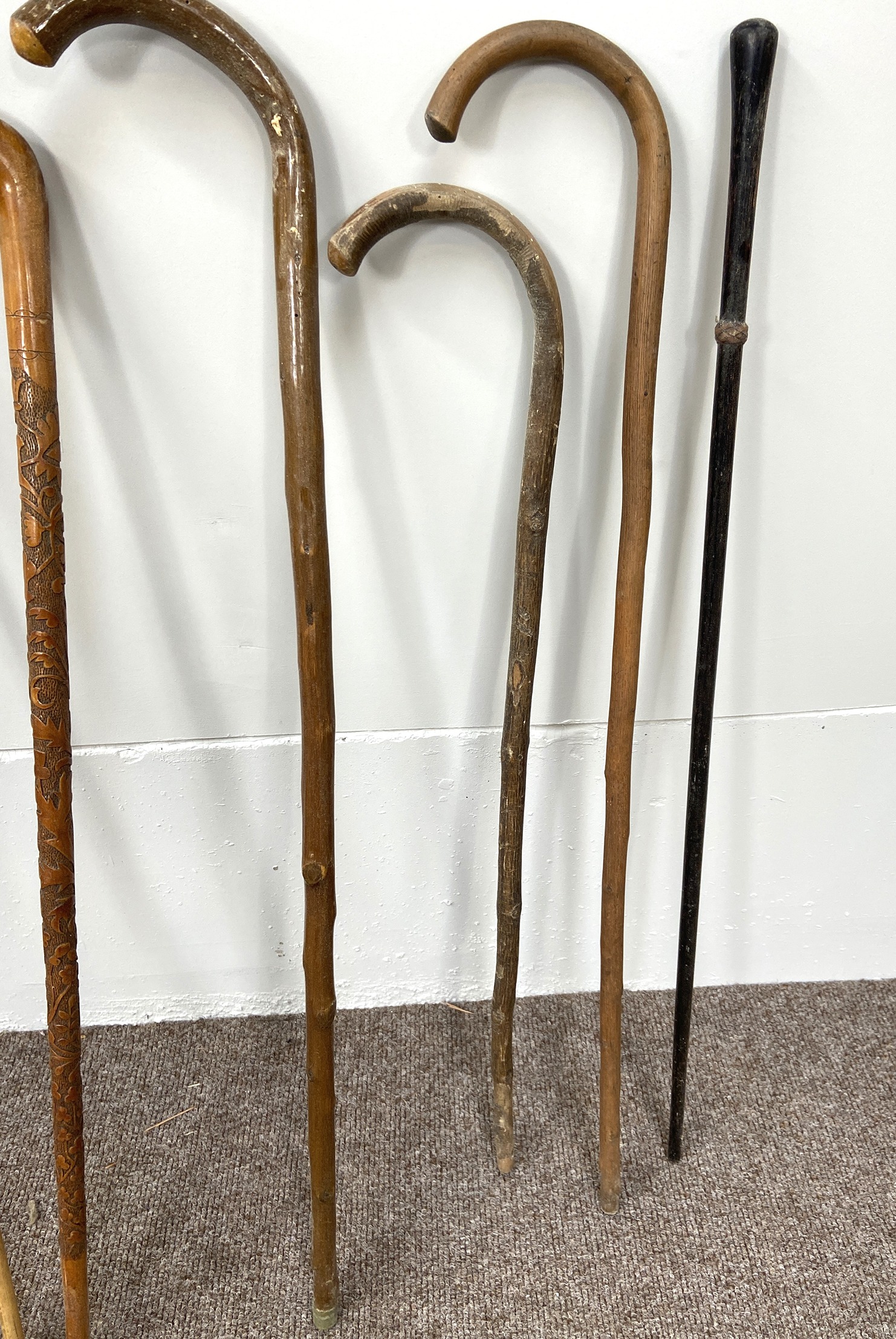 Six assorted walking sticks and canes, including an example with finely carved cane and hooked - Image 6 of 6