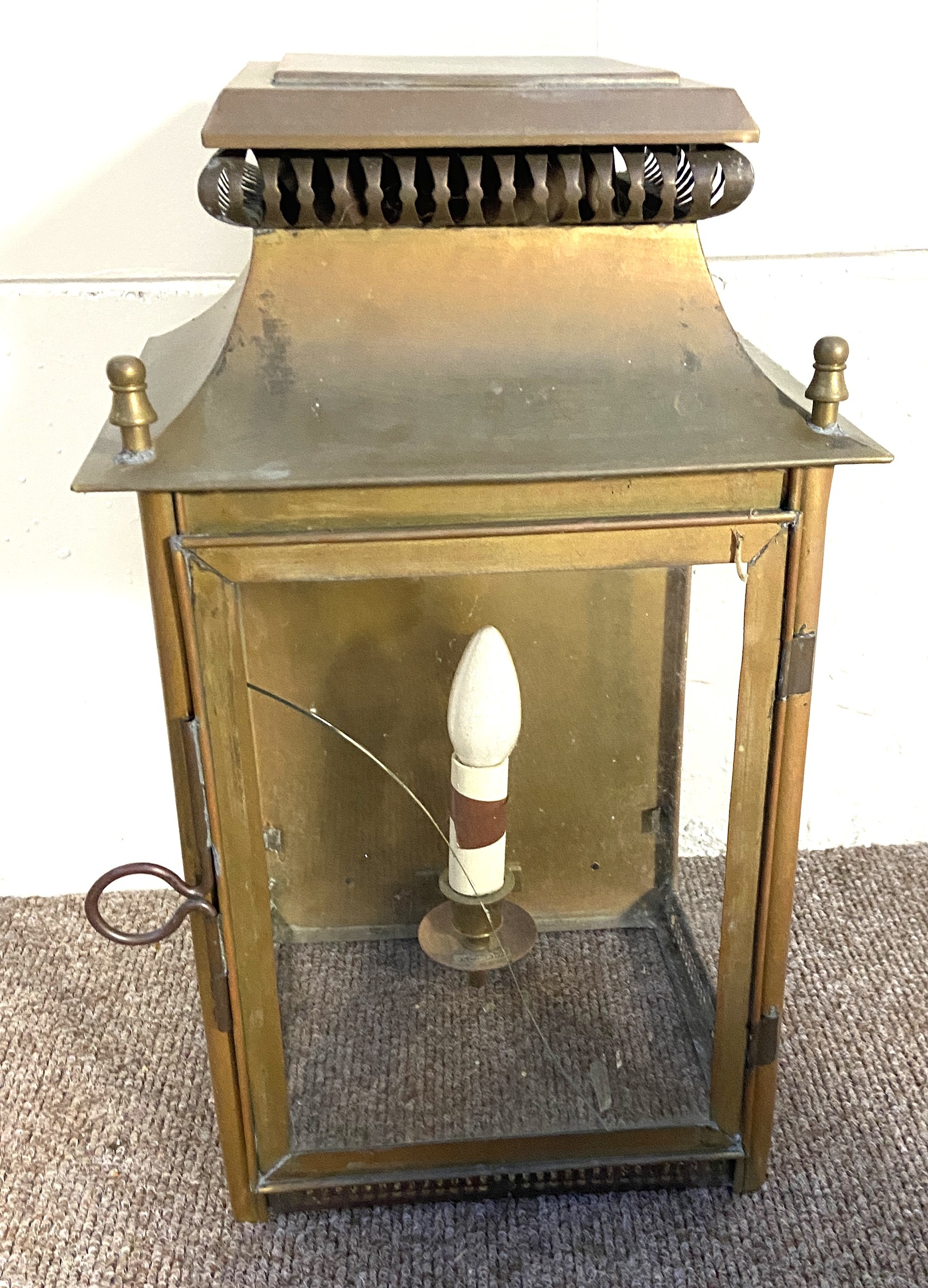 A pair of vintage ‘brass’ wall mounted hall lanterns, with pierced ogee tops, each with single - Image 4 of 5