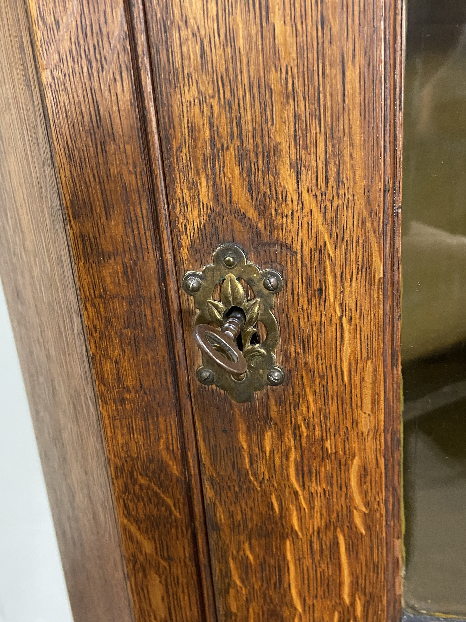 A large George III provincial oak floor standing corner cabinet, with canted sides, a single - Image 18 of 20