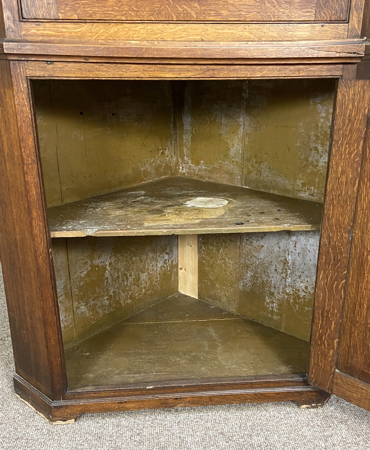 A large George III provincial oak floor standing corner cabinet, with canted sides, a single - Image 19 of 20