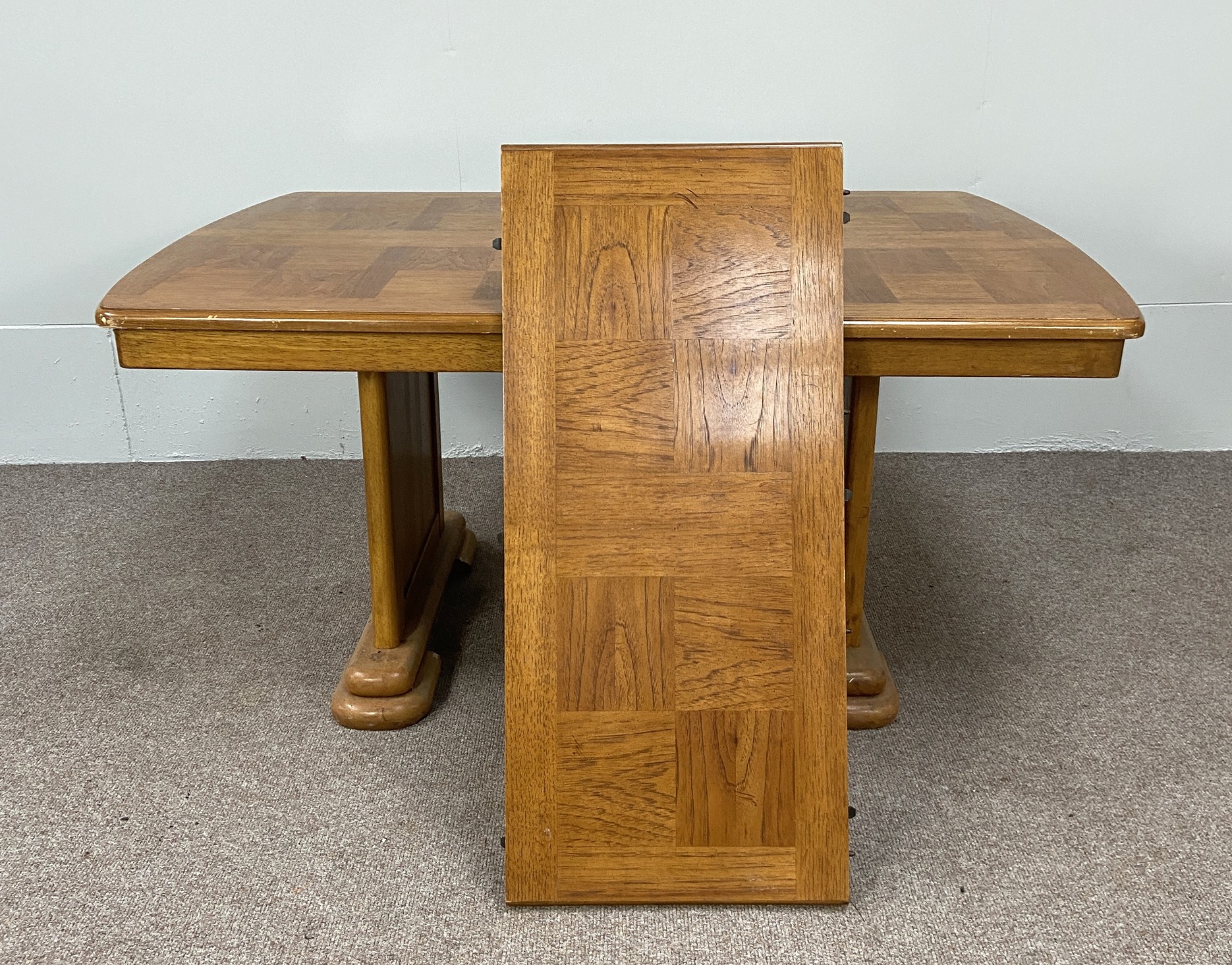 An Art Deco style extending dining table, with a single additional leaf, with 'chequered' top and - Image 5 of 10