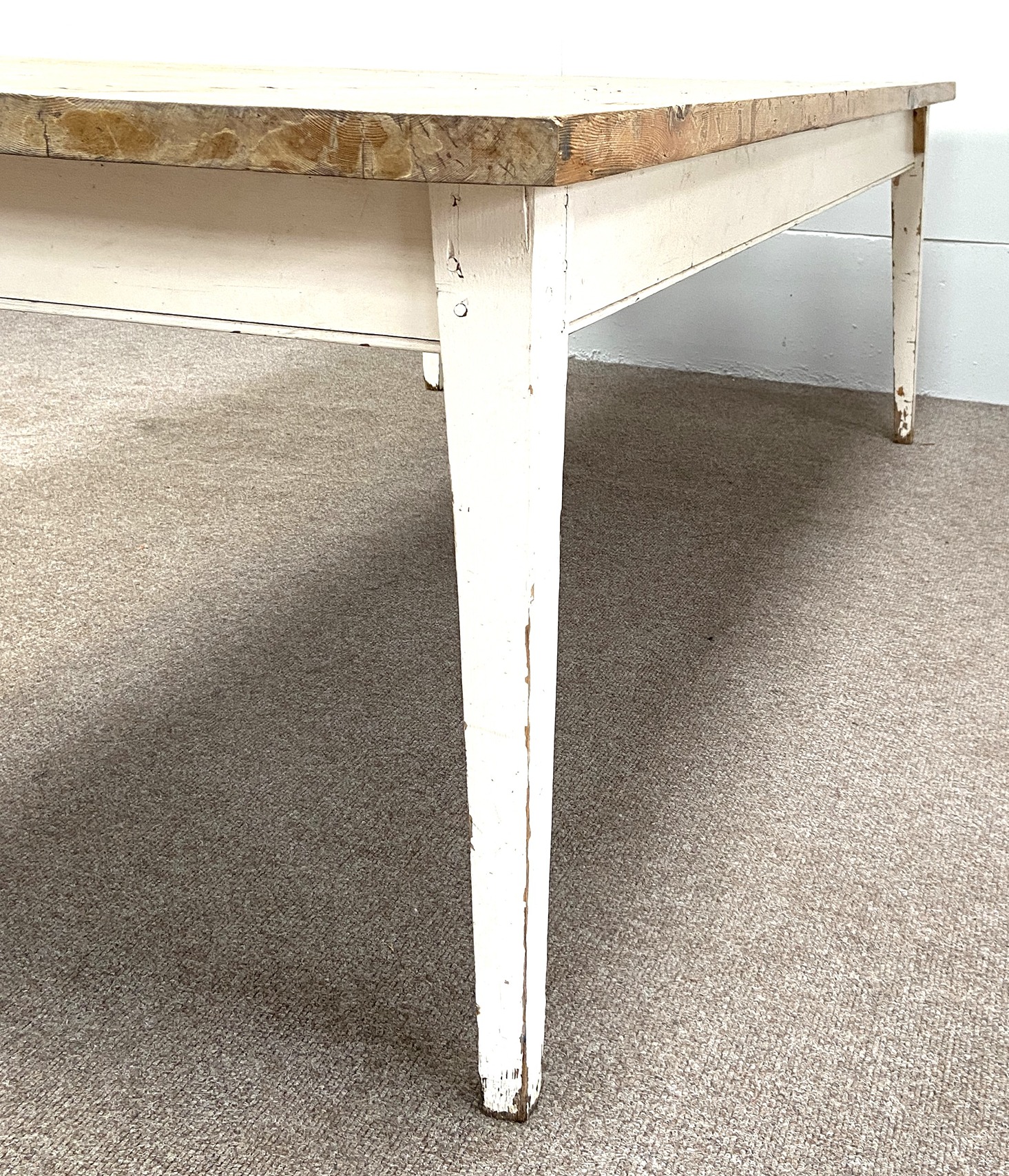 A large vintage stripped pine and white painted kitchen table, with rectangular top and four tapered - Image 4 of 5