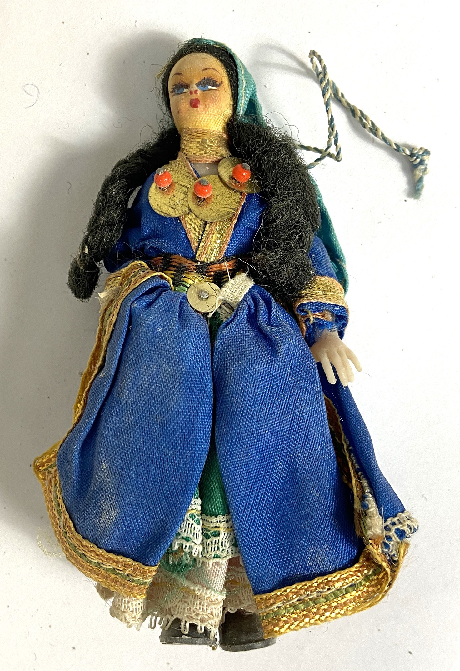 Collection of assorted small collector’s dolls, including bridal figures and similar (a lot) - Image 5 of 11
