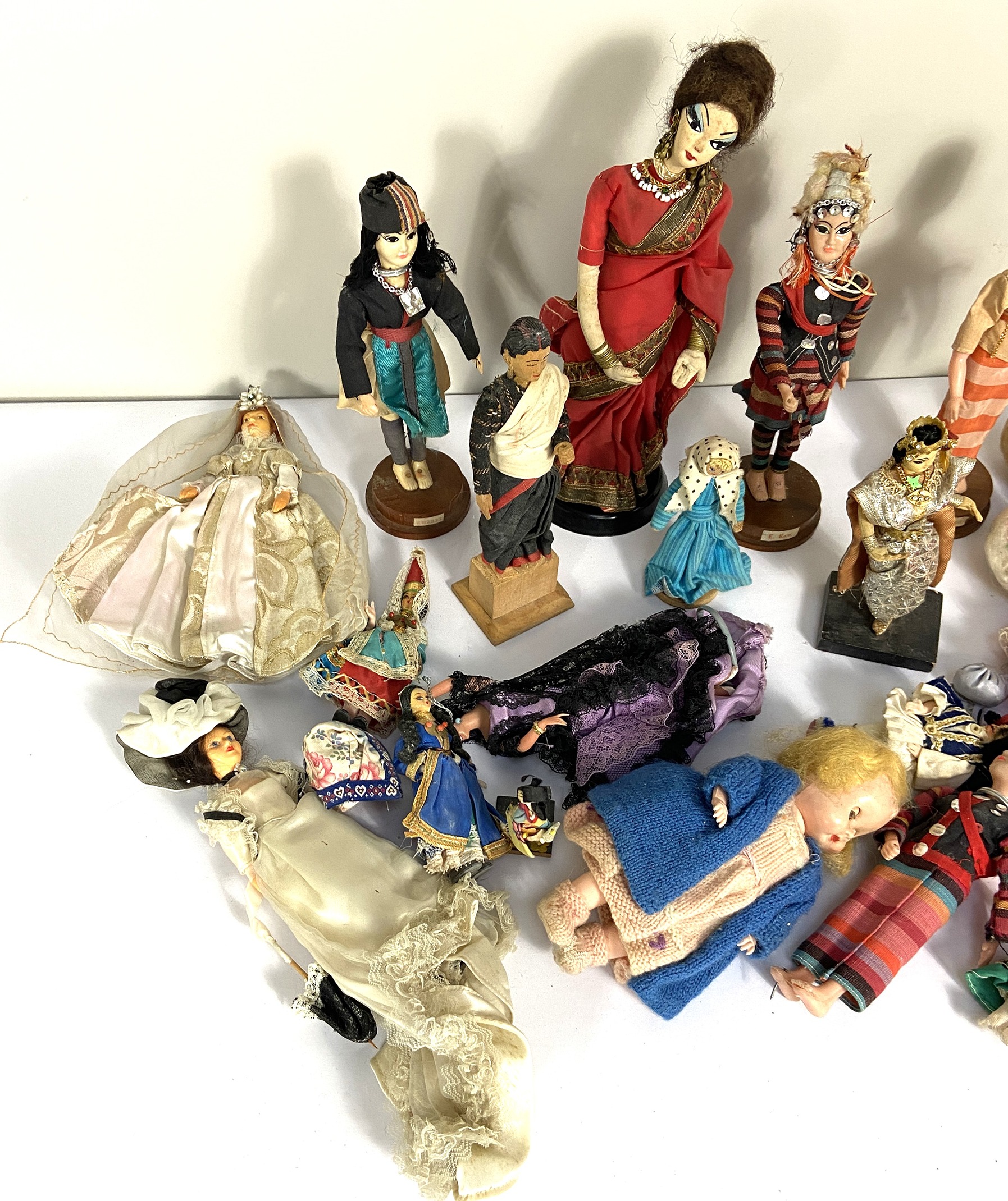 Collection of assorted small collector’s dolls, including bridal figures and similar (a lot) - Image 2 of 11