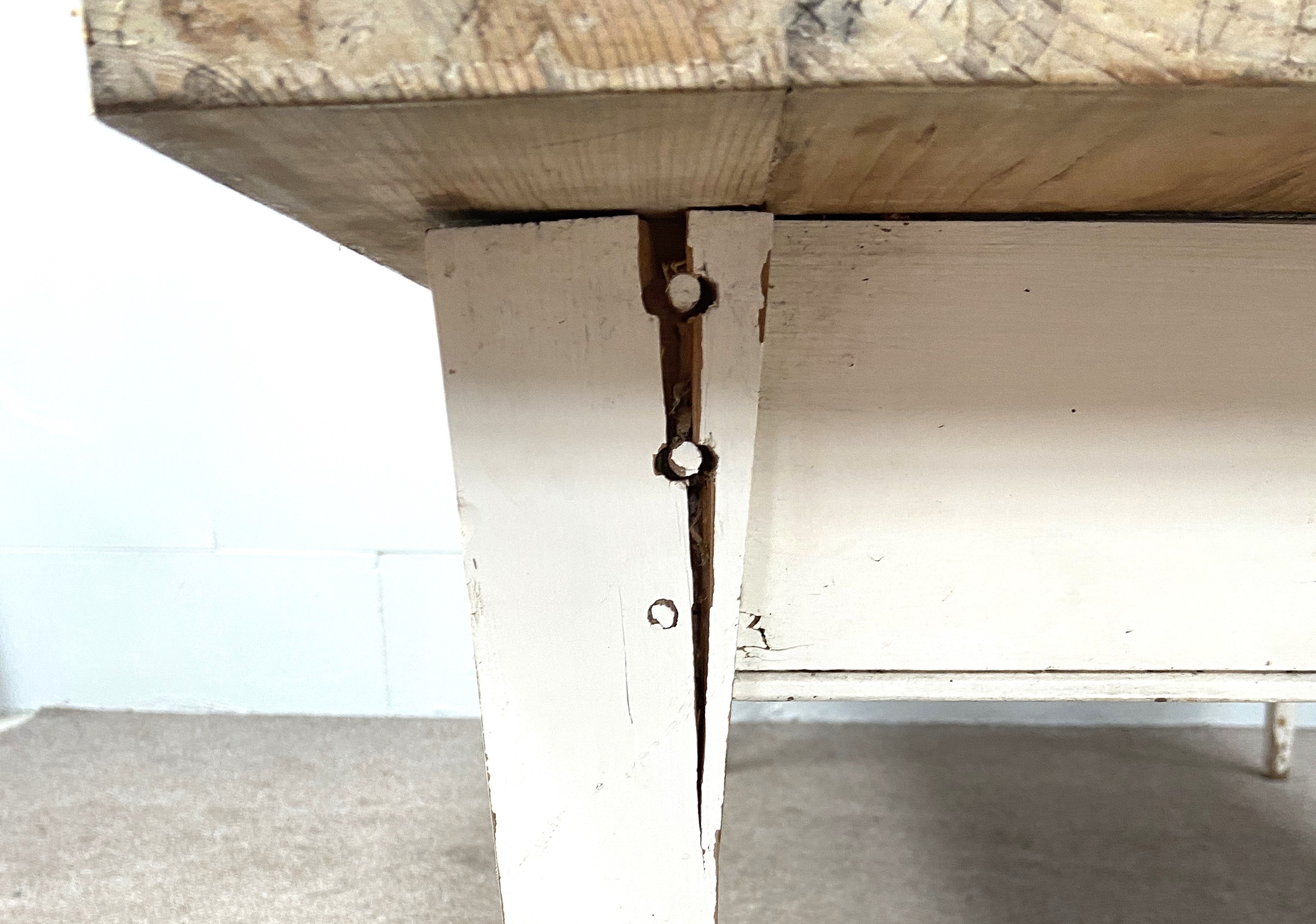 A large vintage stripped pine and white painted kitchen table, with rectangular top and four tapered - Image 3 of 5