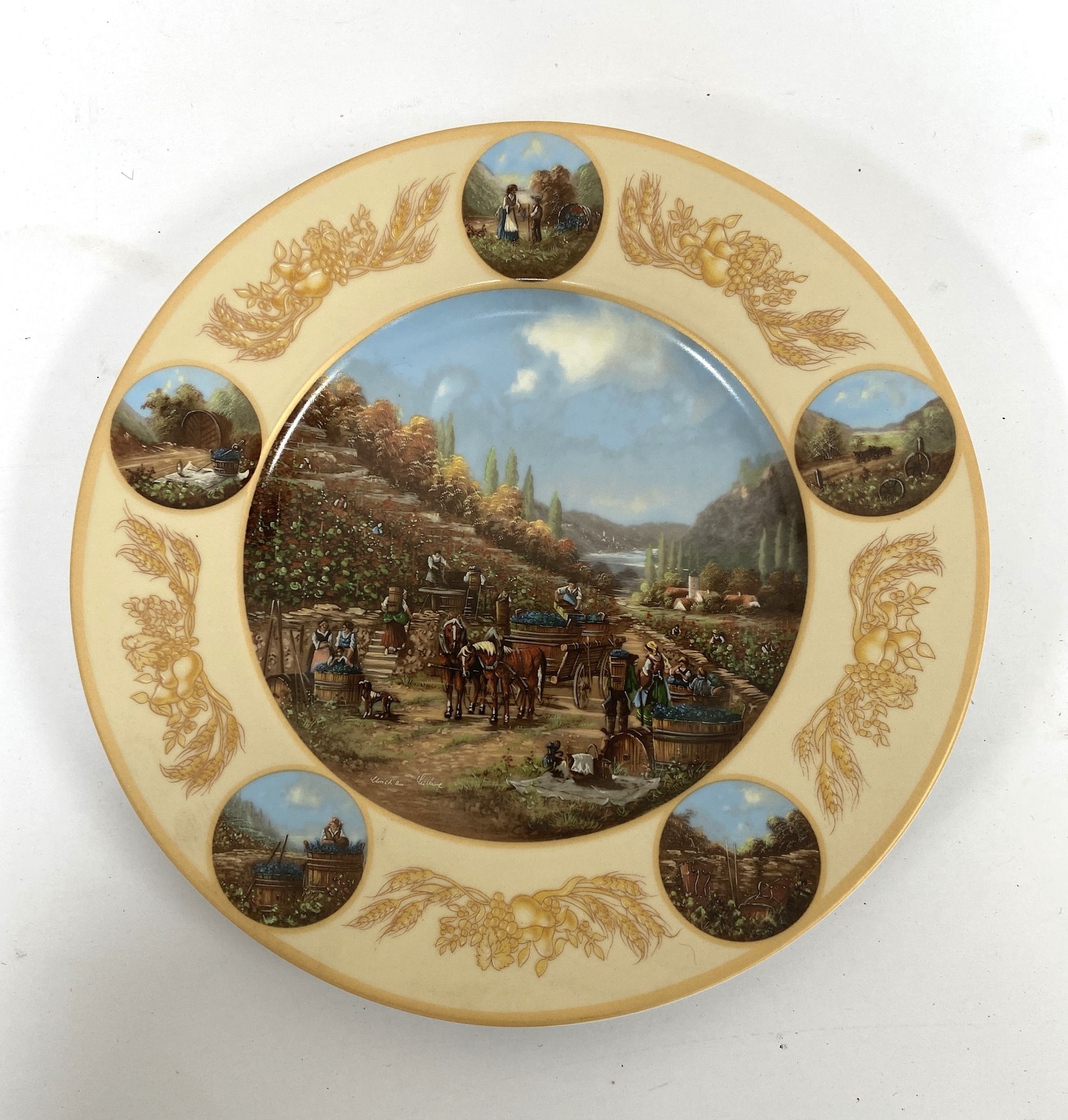 A group of assorted collectors plates, including boxed examples by Wedgwood; also mixed - Image 13 of 13