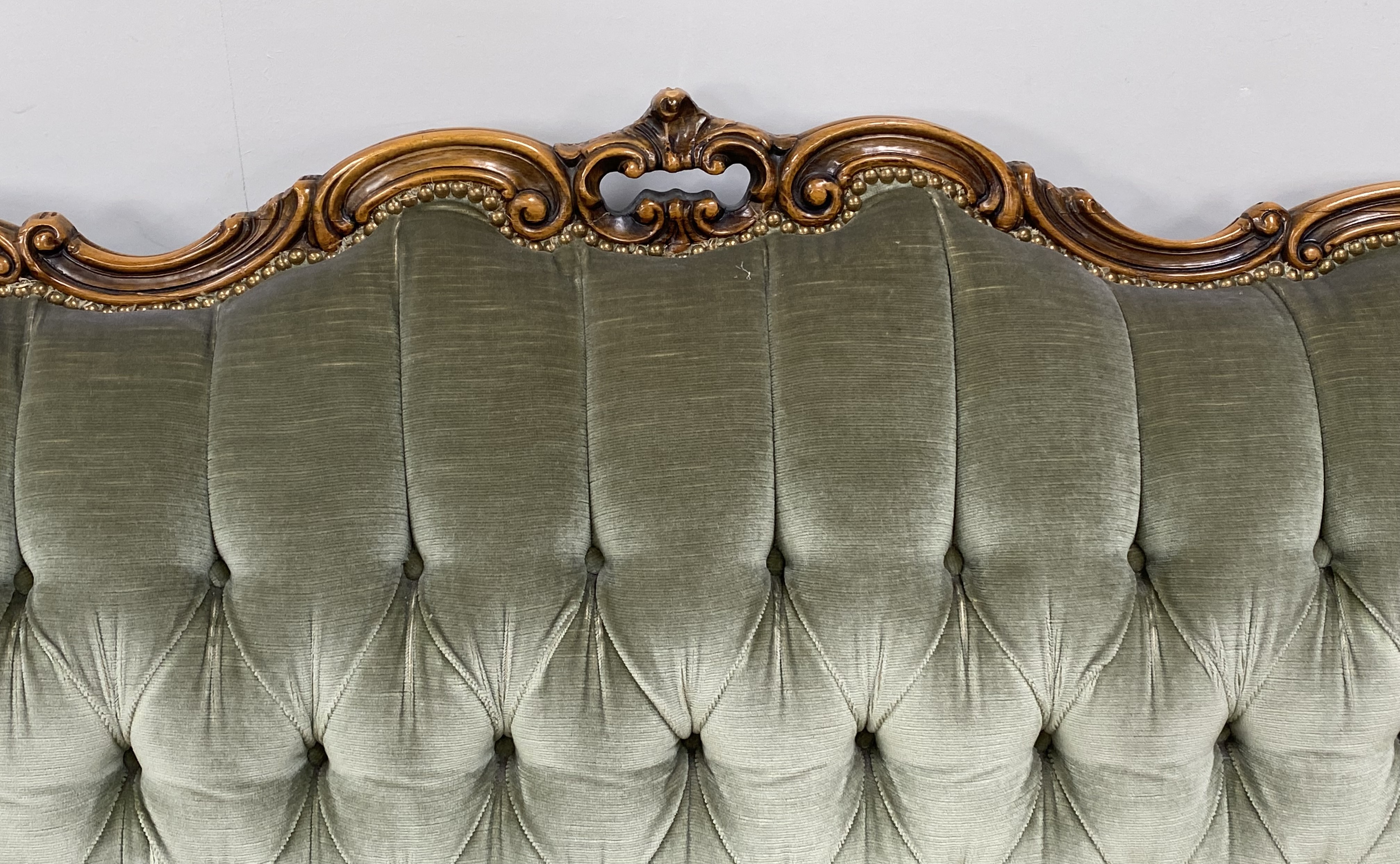A Victorian style three piece Parlour suite, comprising a three seat settee, with turned and - Image 4 of 7