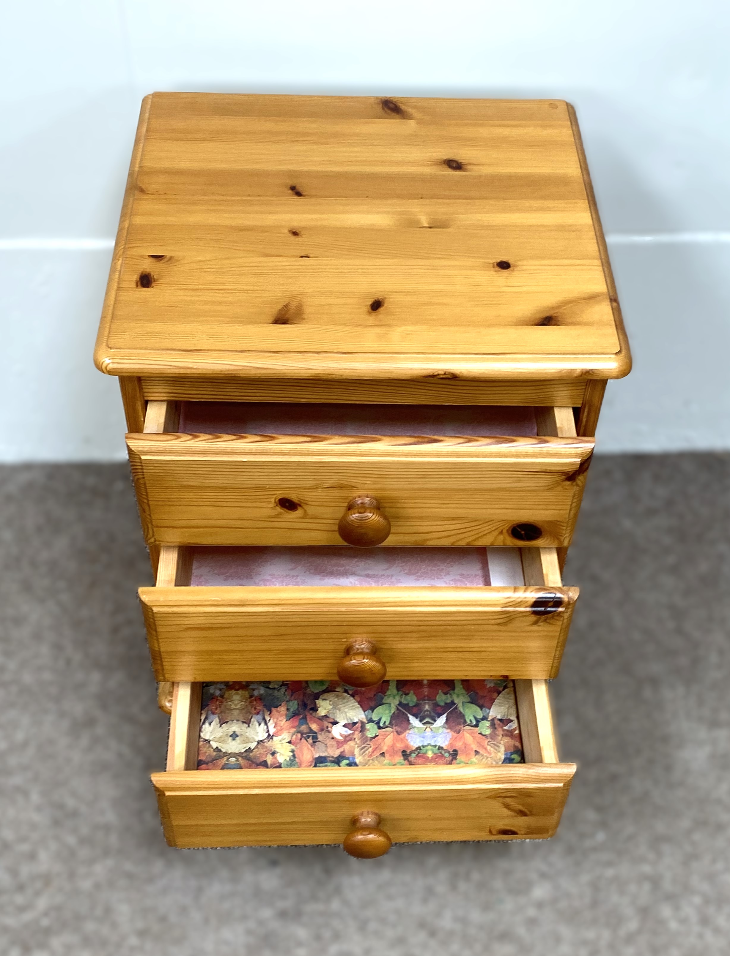 A pine bedroom suite, comprising a dressing table, mirror, stool and two bedside tables (5) - Image 6 of 6