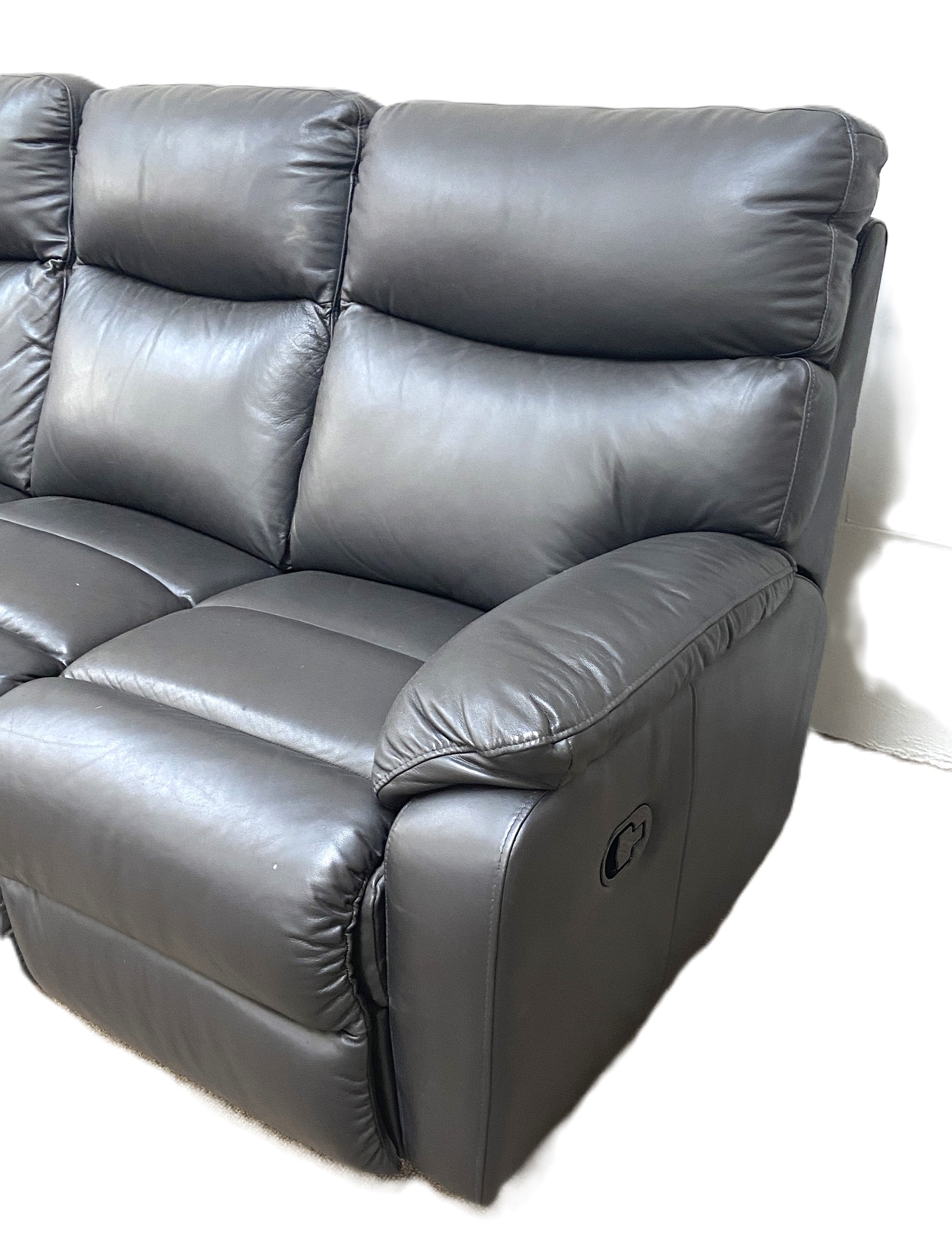 A modern three seat black leather reclining sofa, with two adjustable foot rests - Image 5 of 7