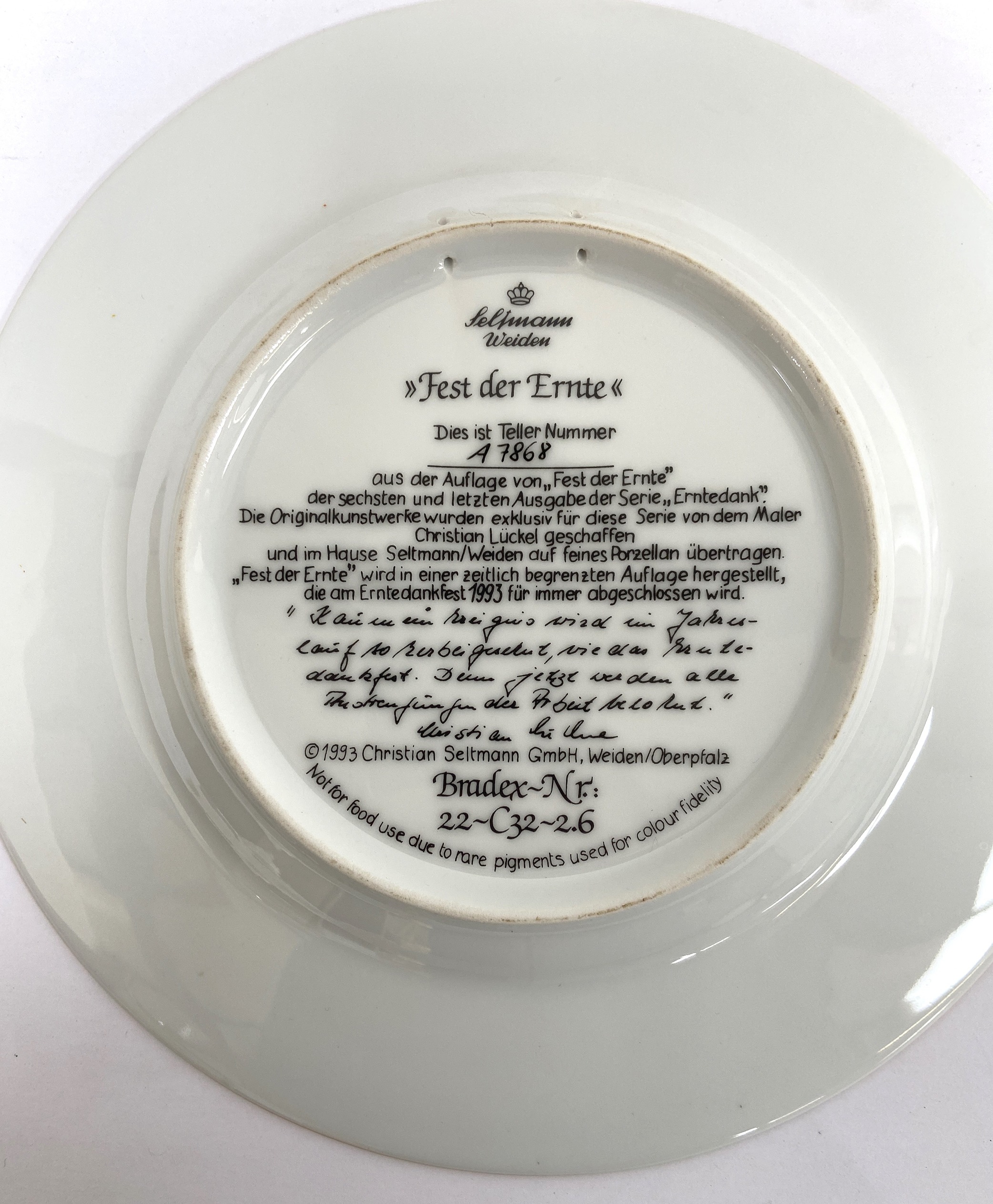 A group of assorted collectors plates, including boxed examples by Wedgwood; also mixed - Image 6 of 13