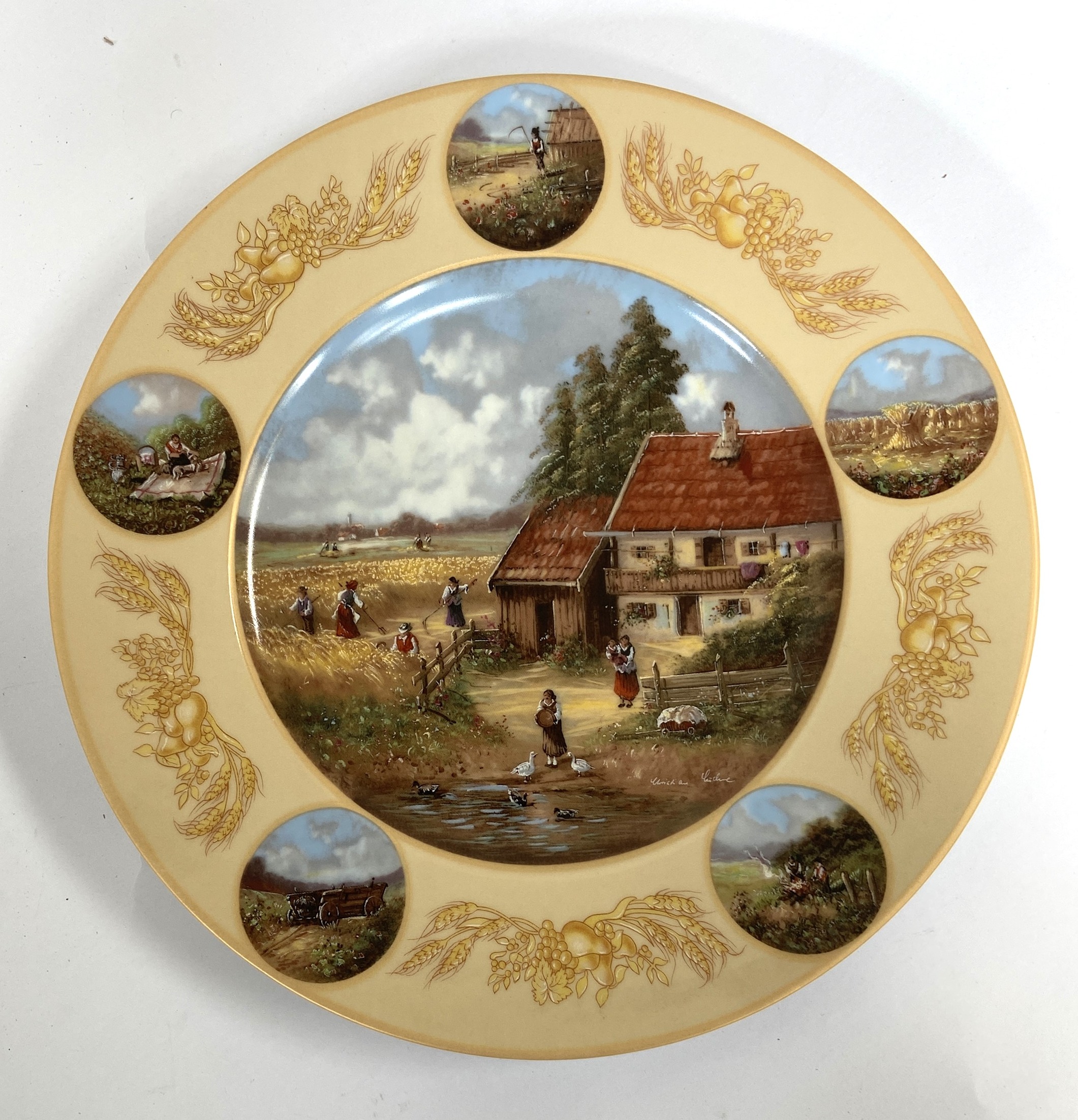 A group of assorted collectors plates, including boxed examples by Wedgwood; also mixed - Image 12 of 13