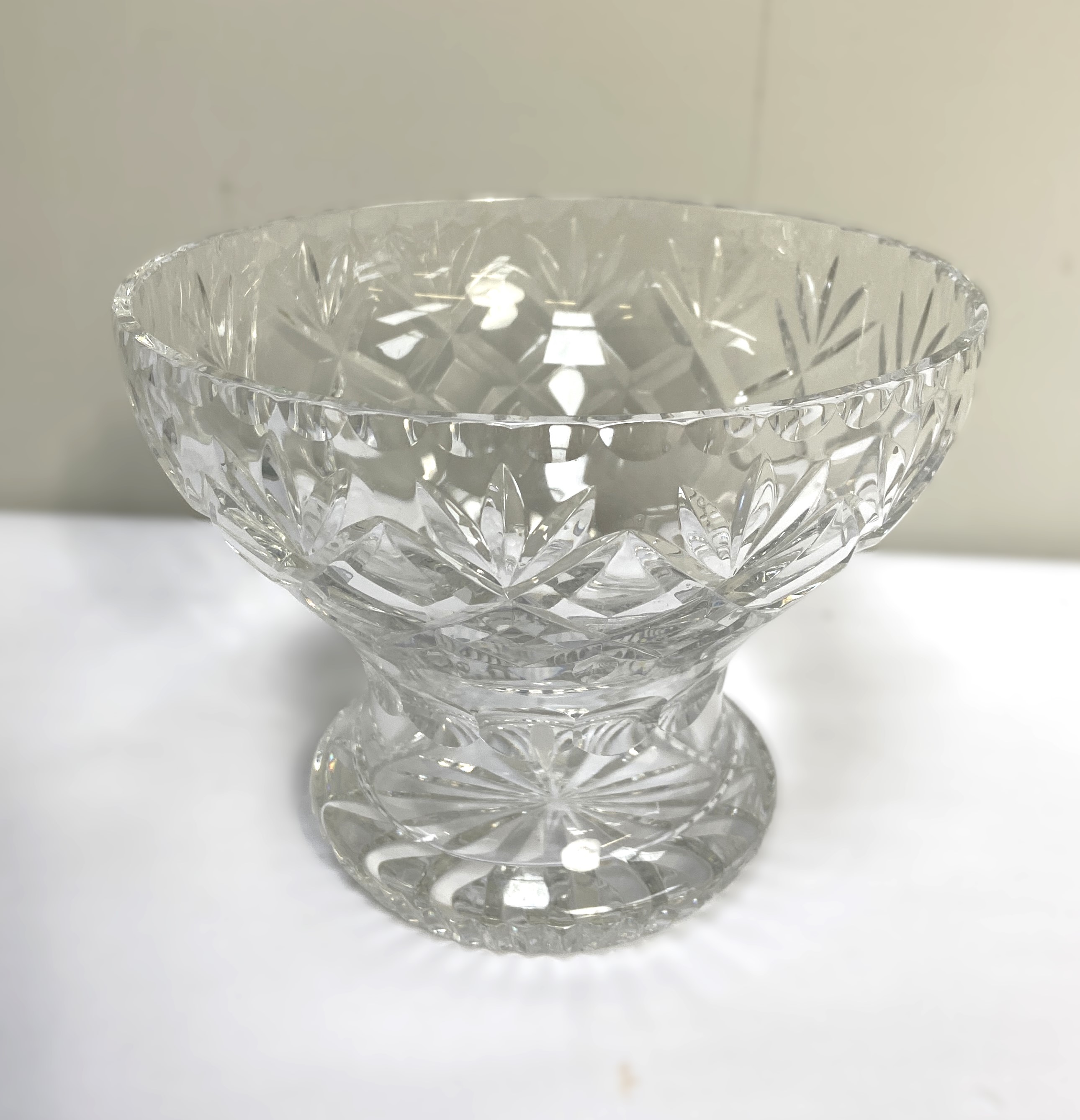 Assorted clear glass table ware, including various pressed glass bowls and dishes (a lot) - Image 6 of 10