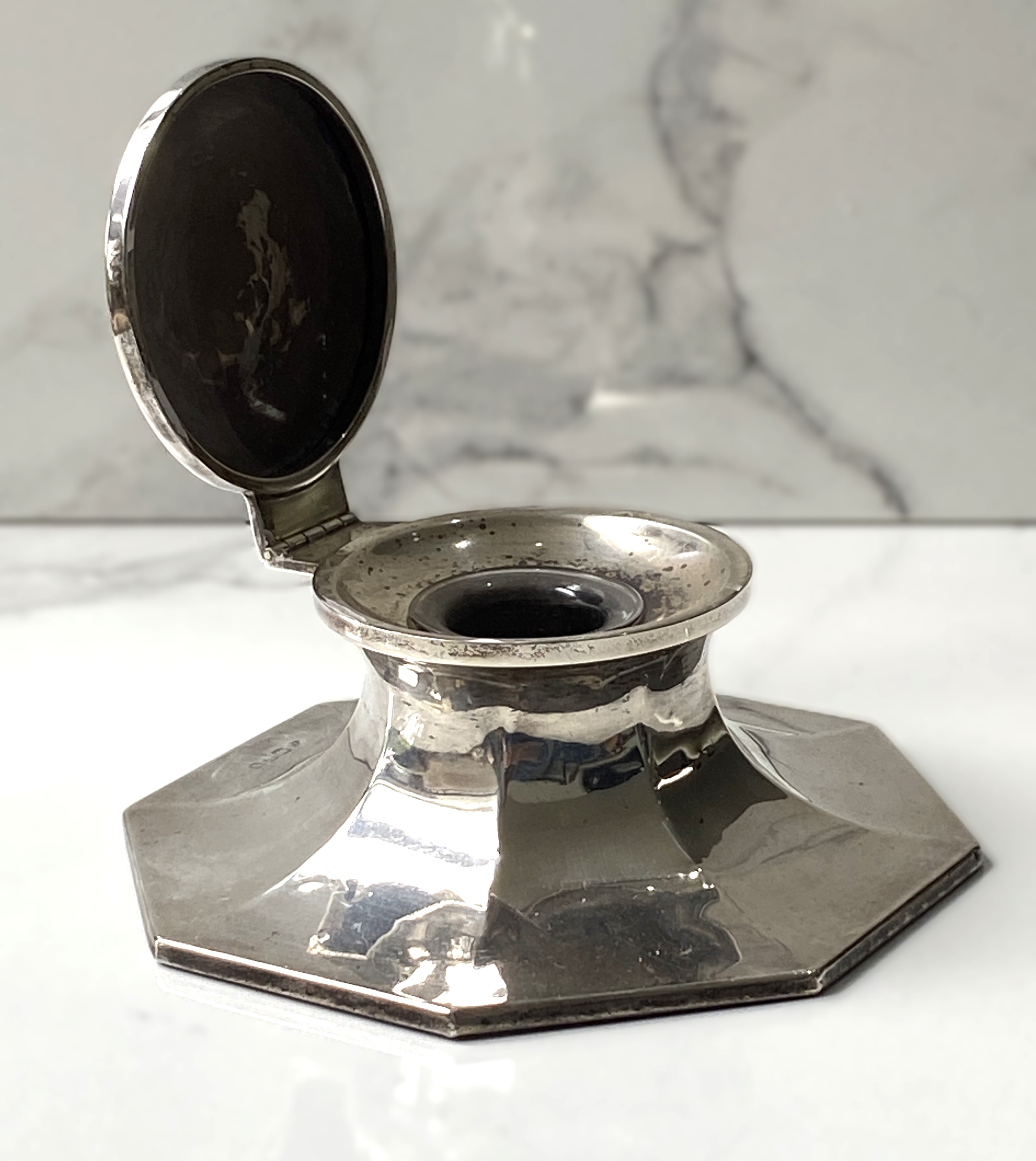 A silver capstan inkwell, hallmarked Chester 1936, with hinged lid, inset glass well, and - Image 5 of 5