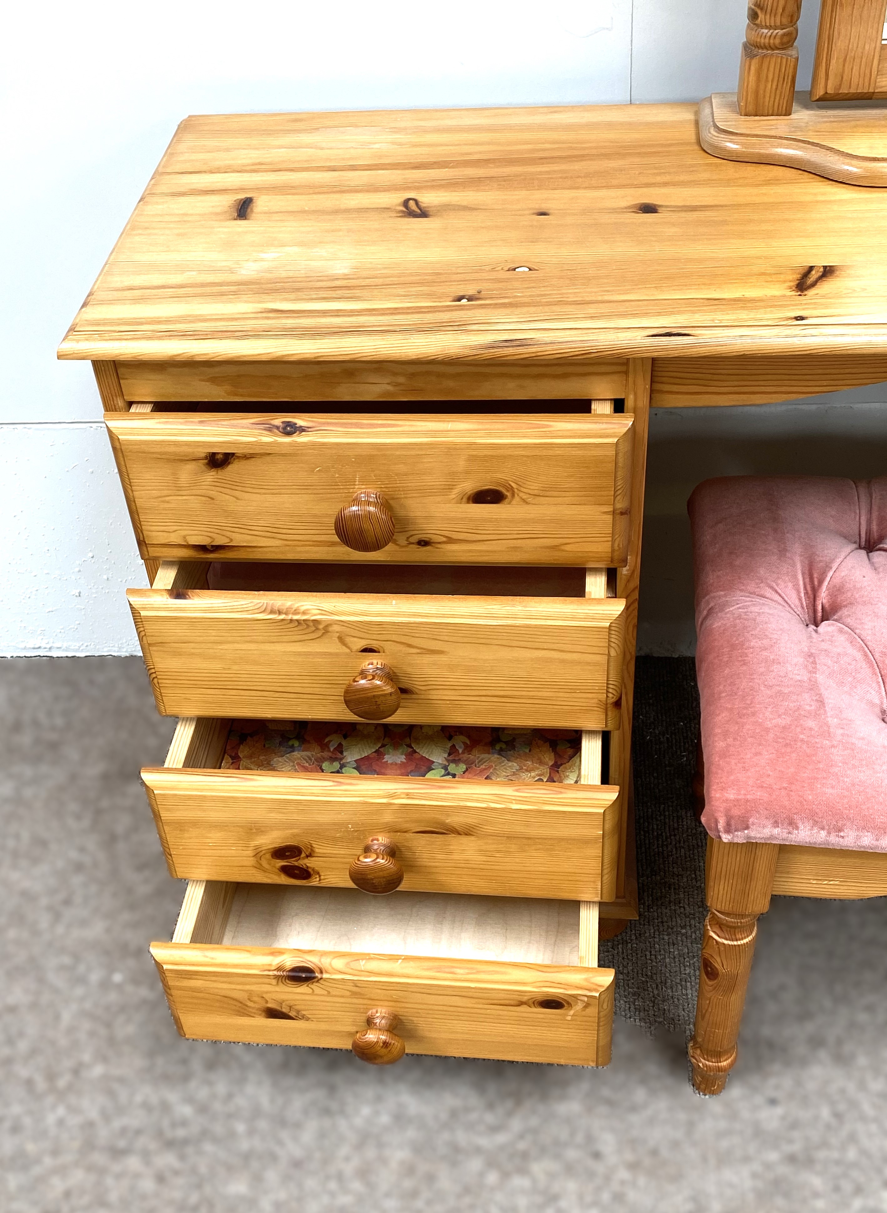 A pine bedroom suite, comprising a dressing table, mirror, stool and two bedside tables (5) - Image 3 of 6