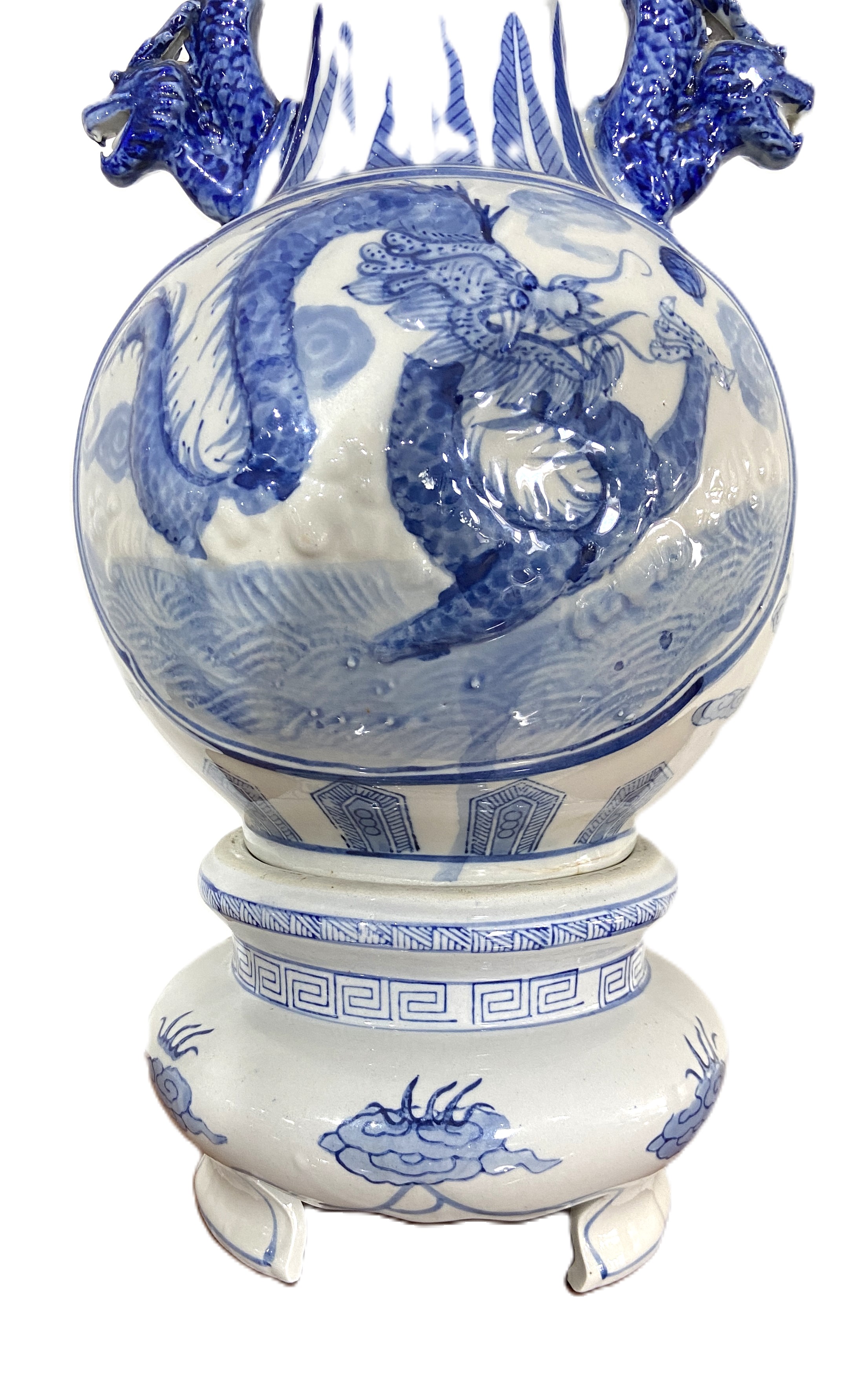 A Chinese blue and white vase and matching base, modern, decorated in underglaze glue with Dragons - Image 7 of 7