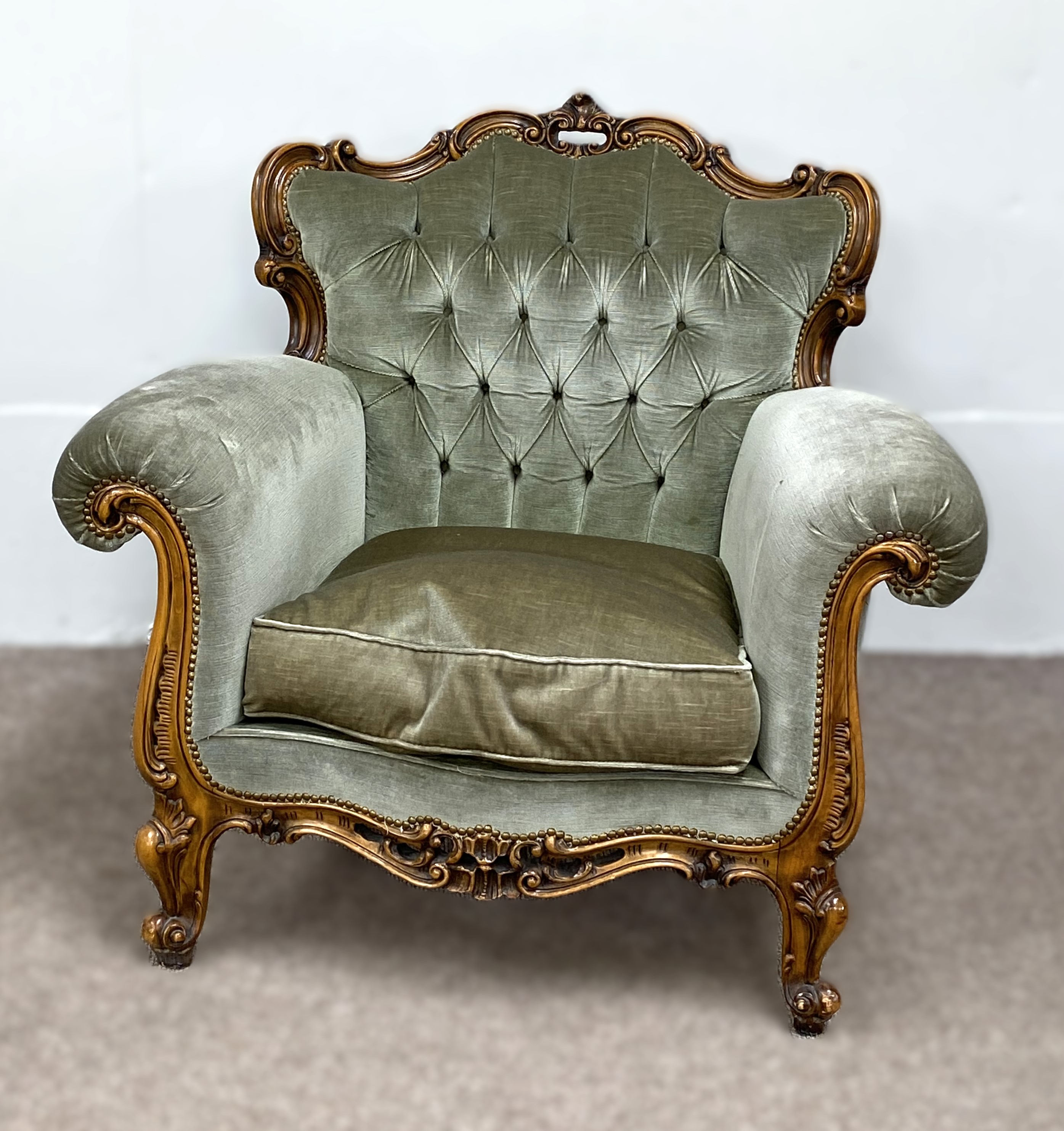 A Victorian style three piece Parlour suite, comprising a three seat settee, with turned and - Image 6 of 7