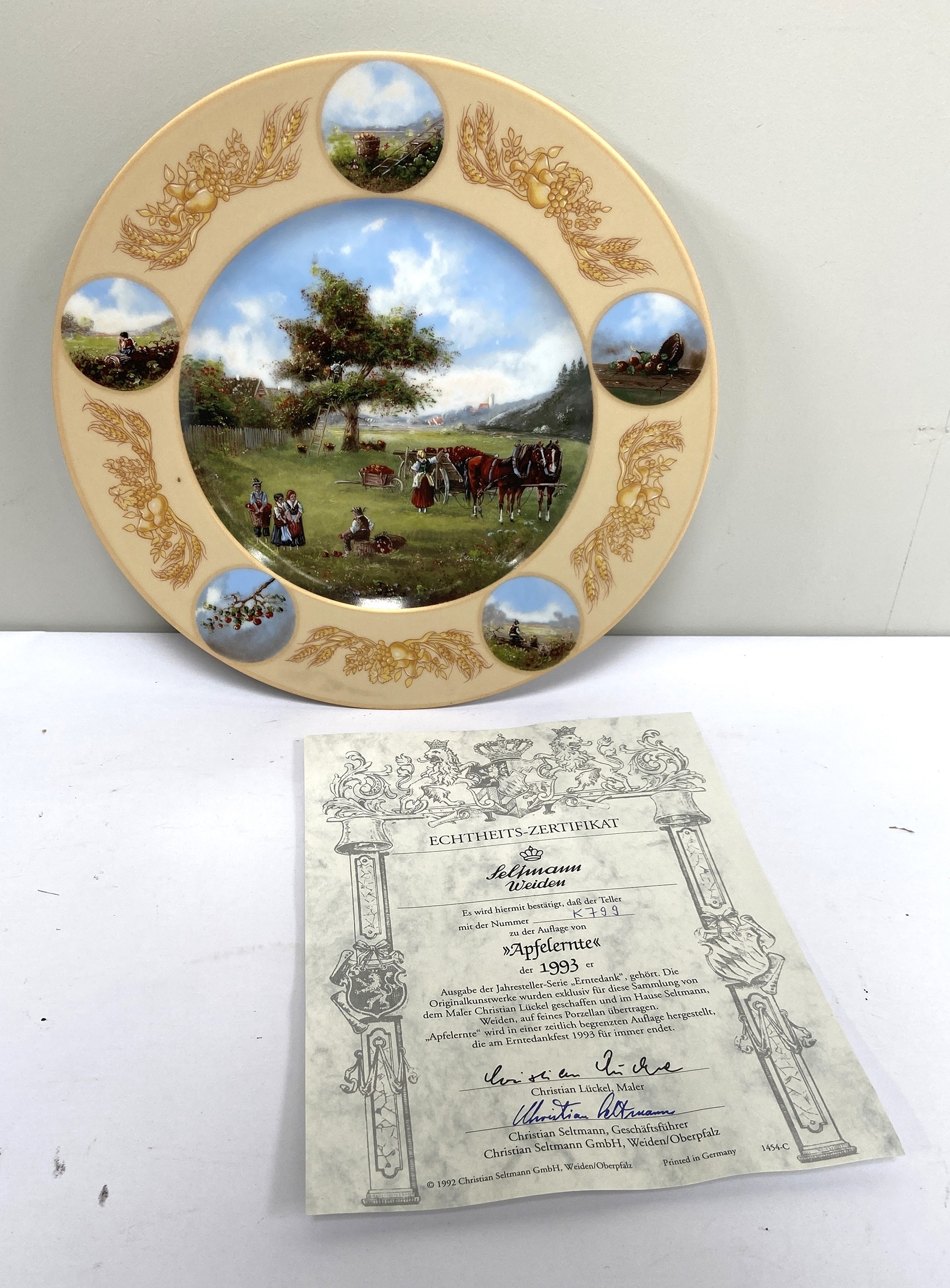 A group of assorted collectors plates, including boxed examples by Wedgwood; also mixed - Image 7 of 13