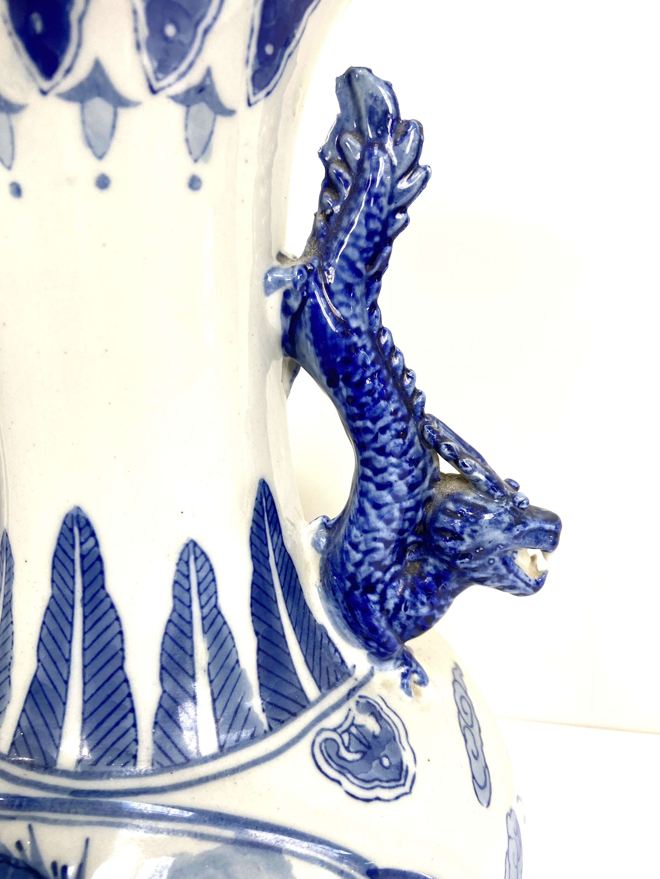 A Chinese blue and white vase and matching base, modern, decorated in underglaze glue with Dragons - Image 5 of 7