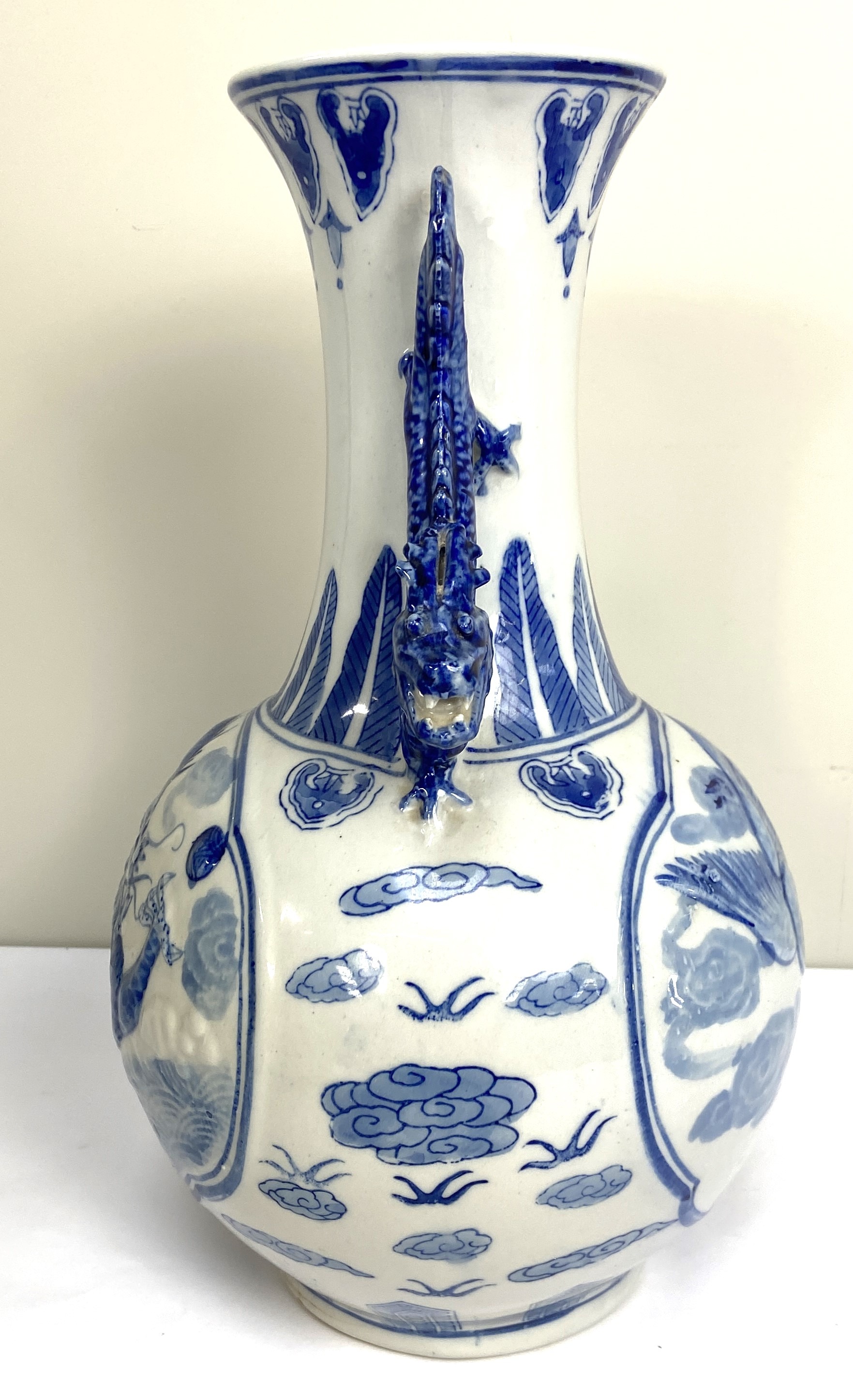 A Chinese blue and white vase and matching base, modern, decorated in underglaze glue with Dragons - Image 3 of 7