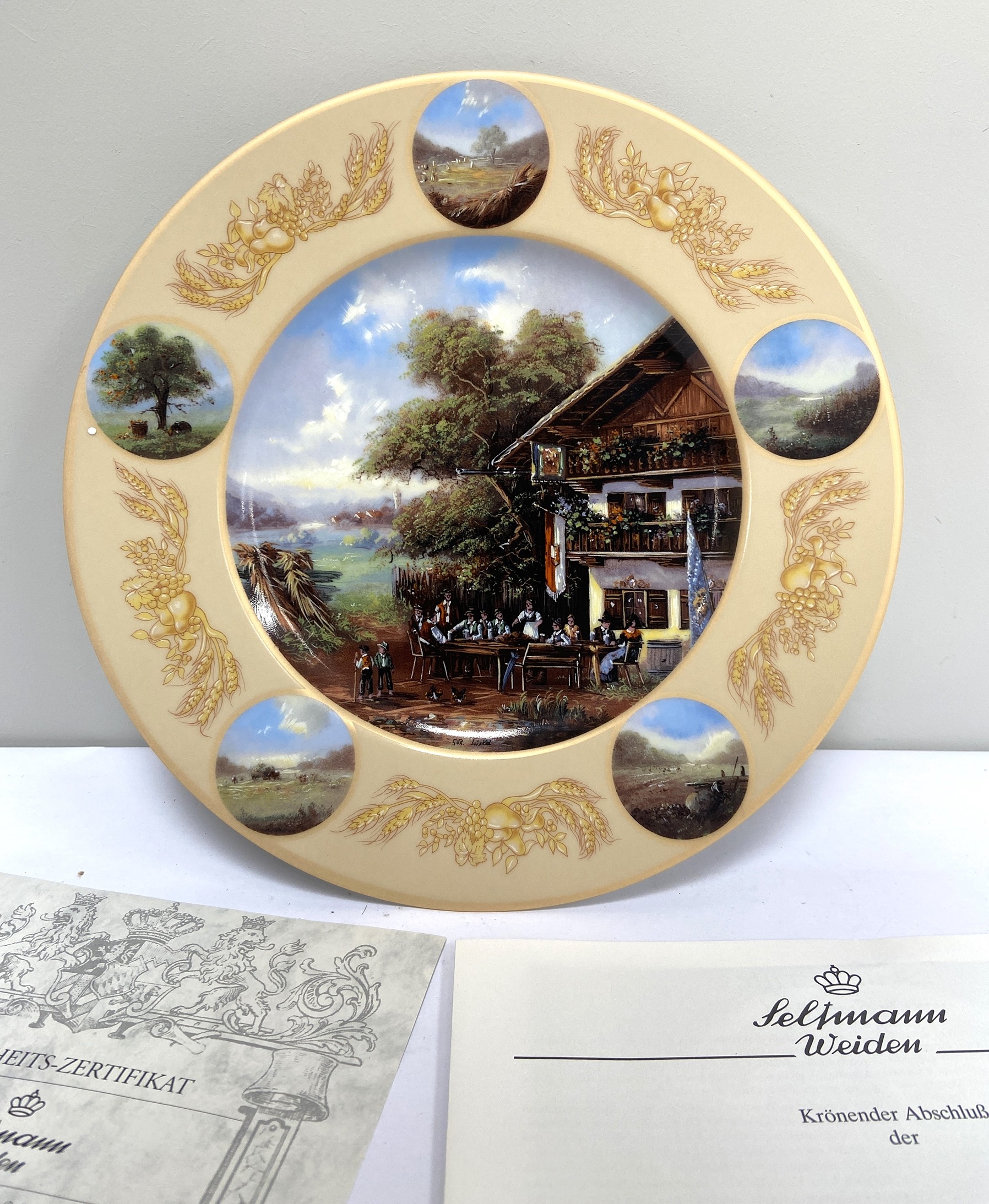 A group of assorted collectors plates, including boxed examples by Wedgwood; also mixed - Image 4 of 13