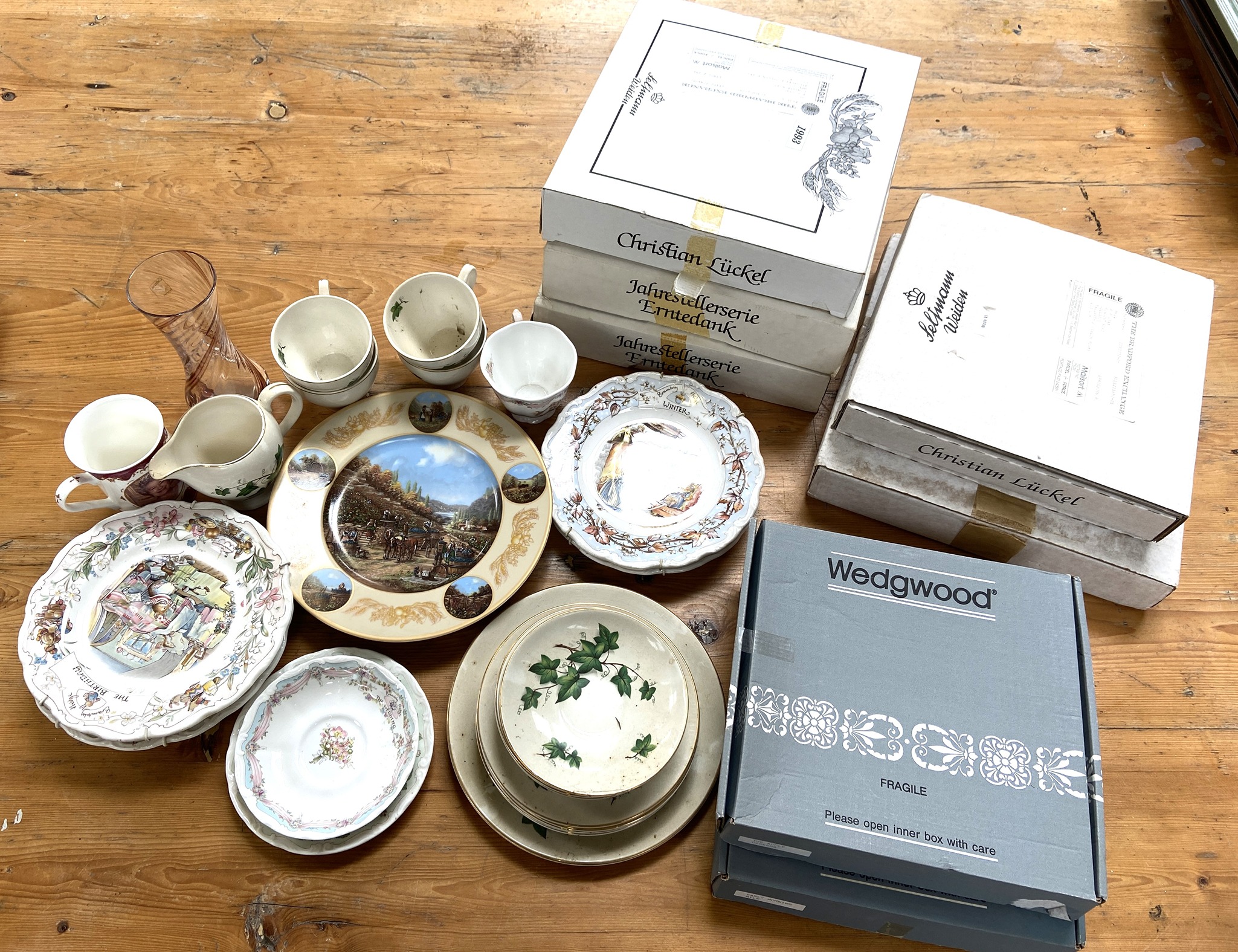 A group of assorted collectors plates, including boxed examples by Wedgwood; also mixed - Image 2 of 13