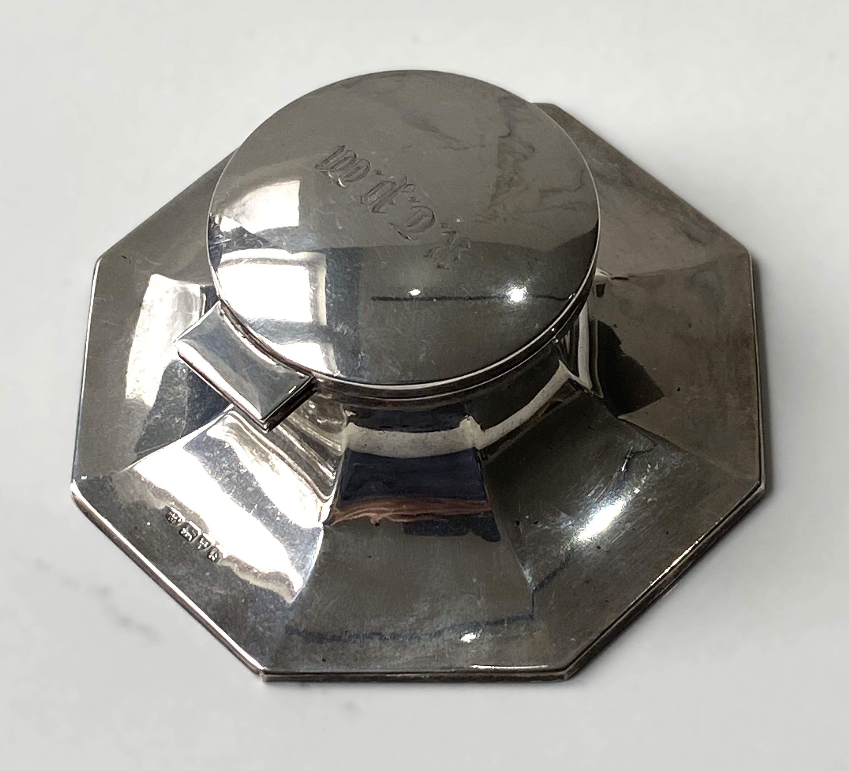 A silver capstan inkwell, hallmarked Chester 1936, with hinged lid, inset glass well, and - Image 2 of 5