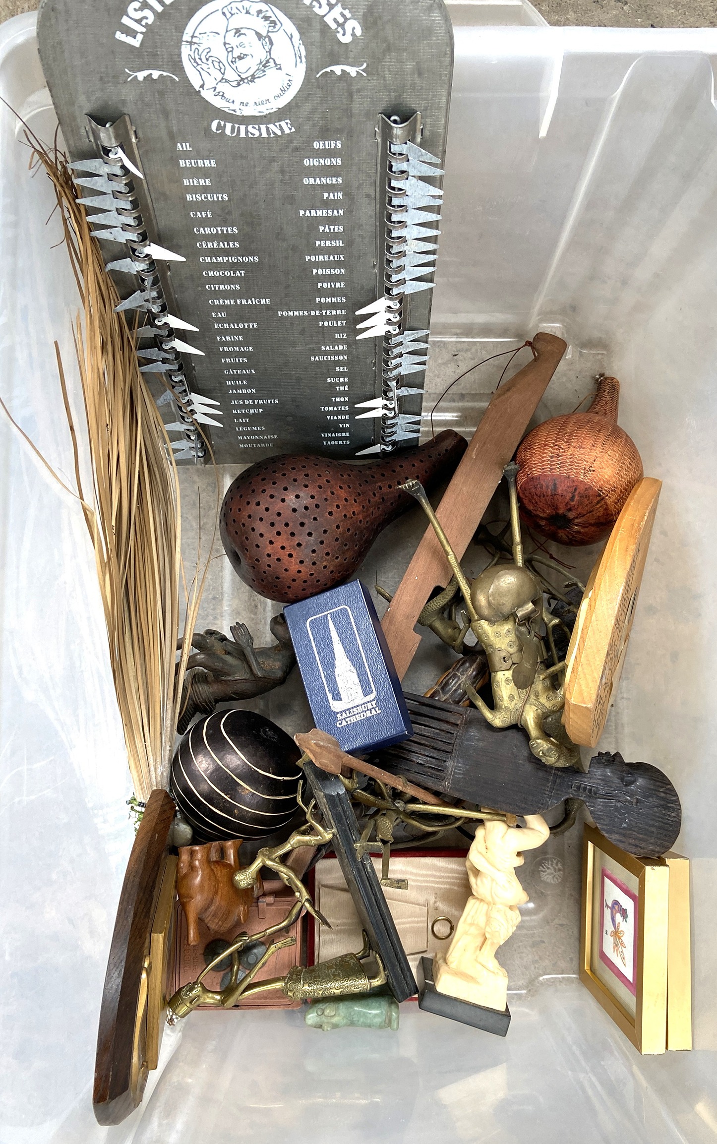 A box of assorted Tribal and miscellaneous objects, including two carved African combs, a bead - Bild 2 aus 8