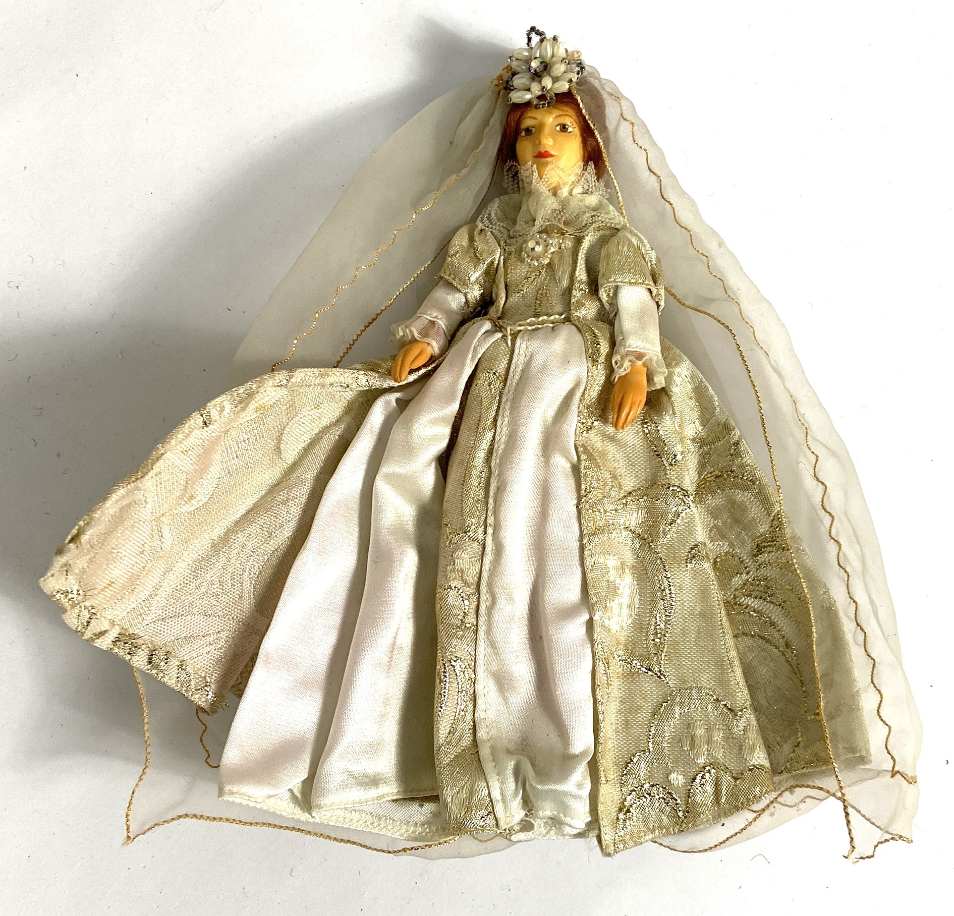 Collection of assorted small collector’s dolls, including bridal figures and similar (a lot) - Image 9 of 11