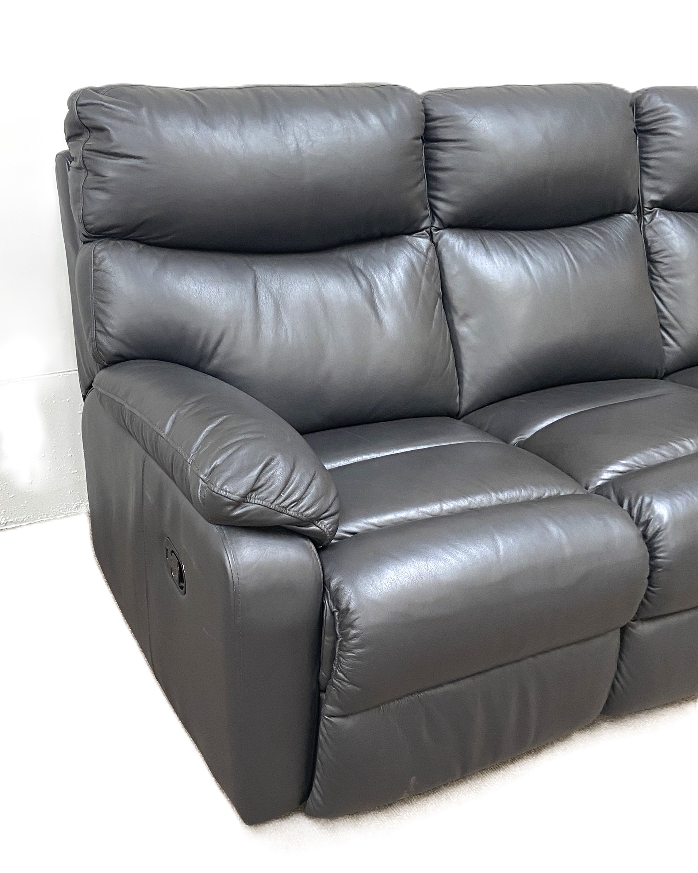 A modern three seat black leather reclining sofa, with two adjustable foot rests - Image 4 of 7