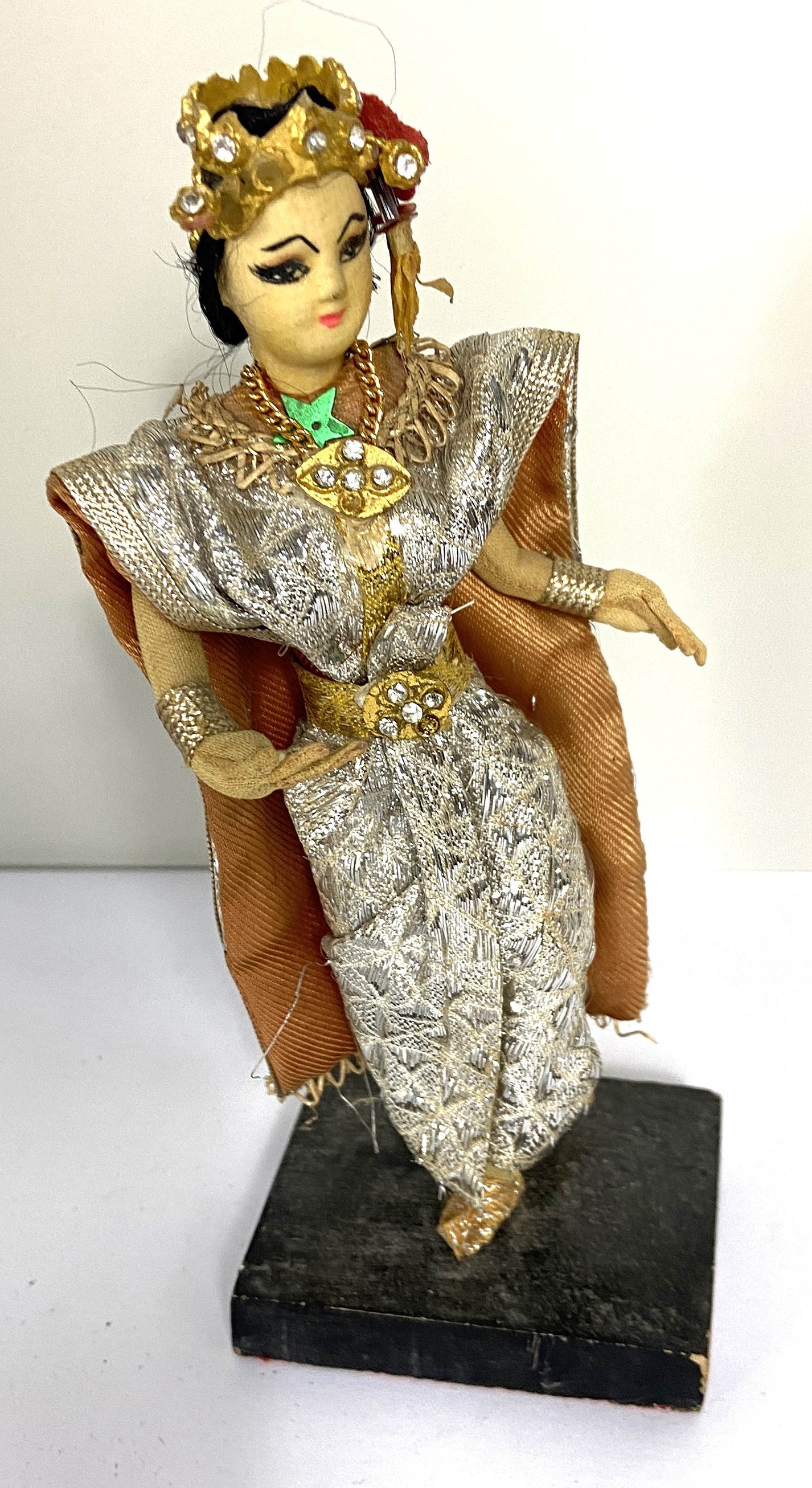 Collection of assorted small collector’s dolls, including bridal figures and similar (a lot) - Image 7 of 11