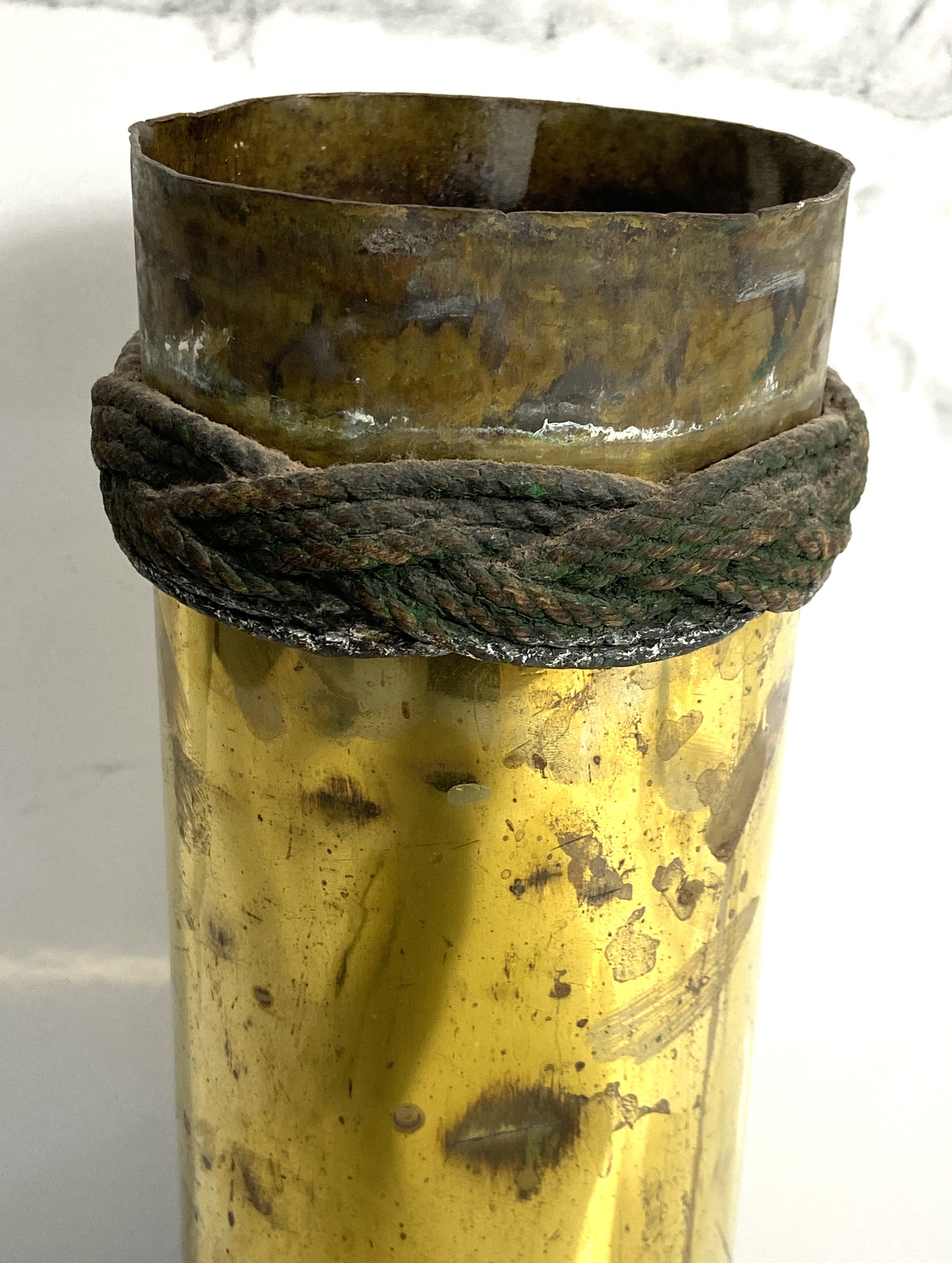 A vintage brass 105mm brass artillery shell case, 37cm high - Image 2 of 4
