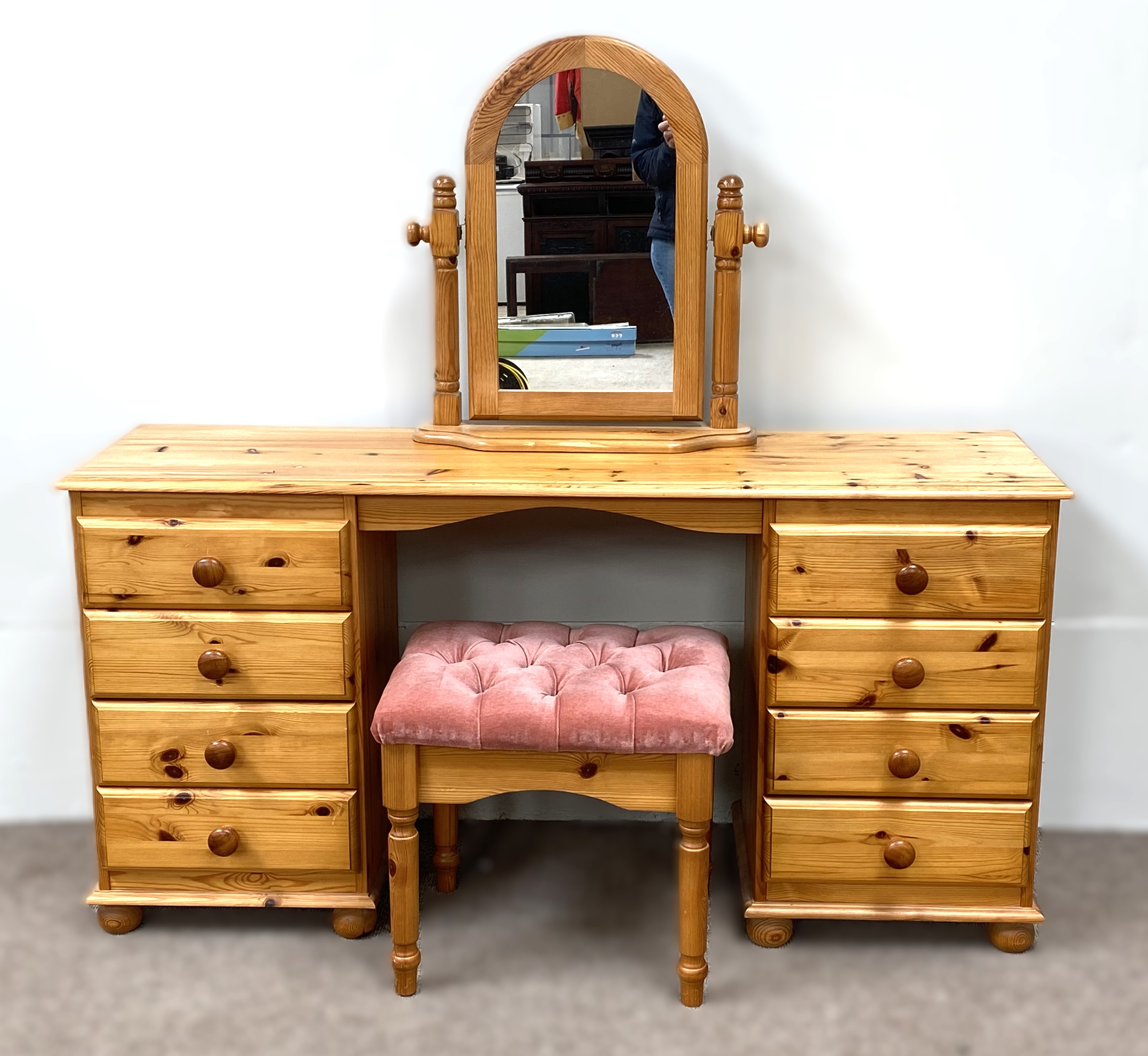 A pine bedroom suite, comprising a dressing table, mirror, stool and two bedside tables (5) - Image 2 of 6