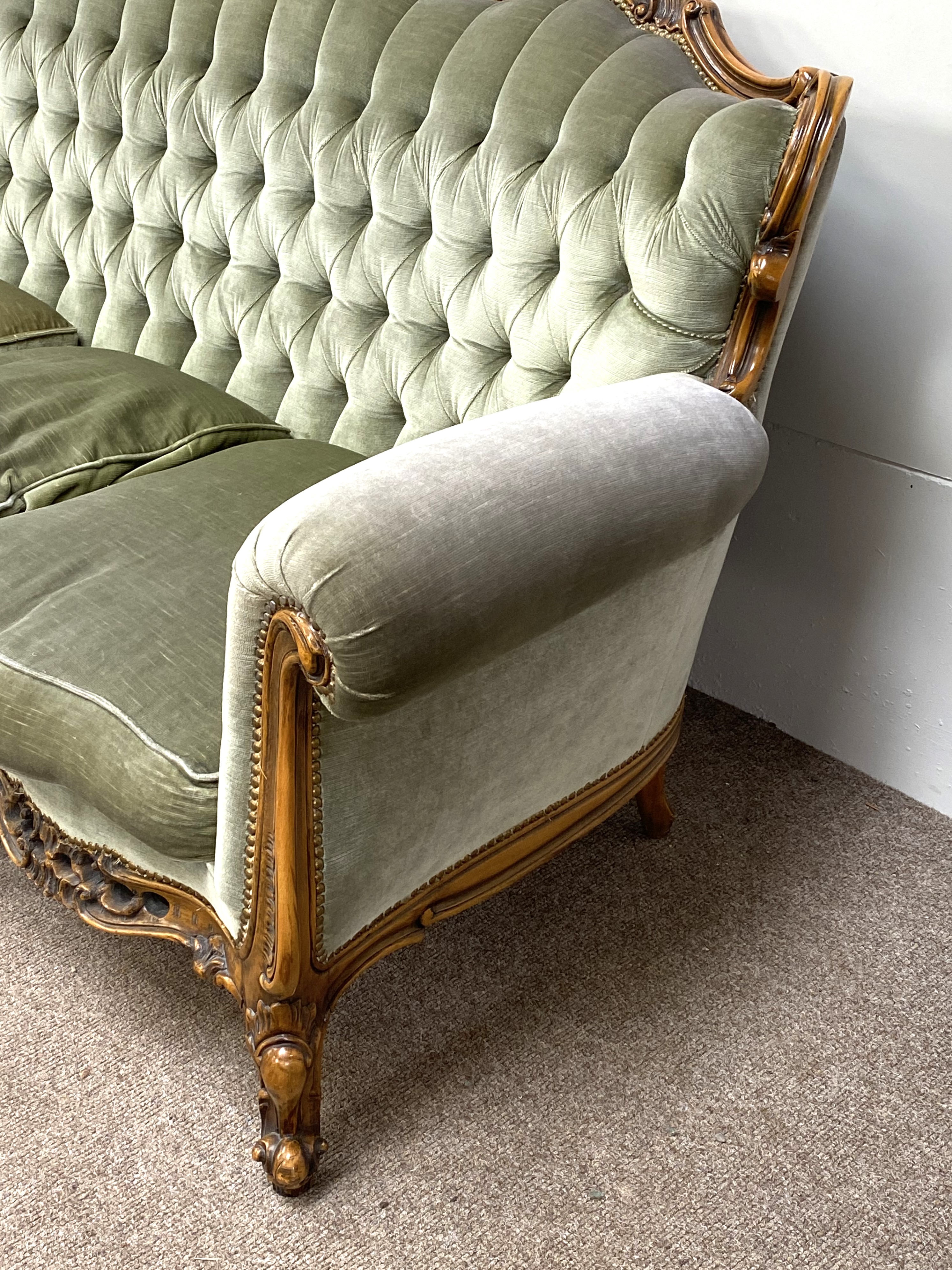 A Victorian style three piece Parlour suite, comprising a three seat settee, with turned and - Image 5 of 7