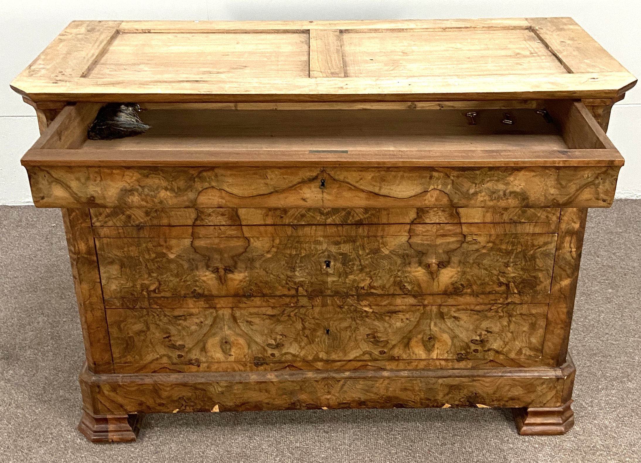 A Biedermeier walnut veneered commode, 19th century, with an ogee moulded frieze drawer over three - Image 7 of 9