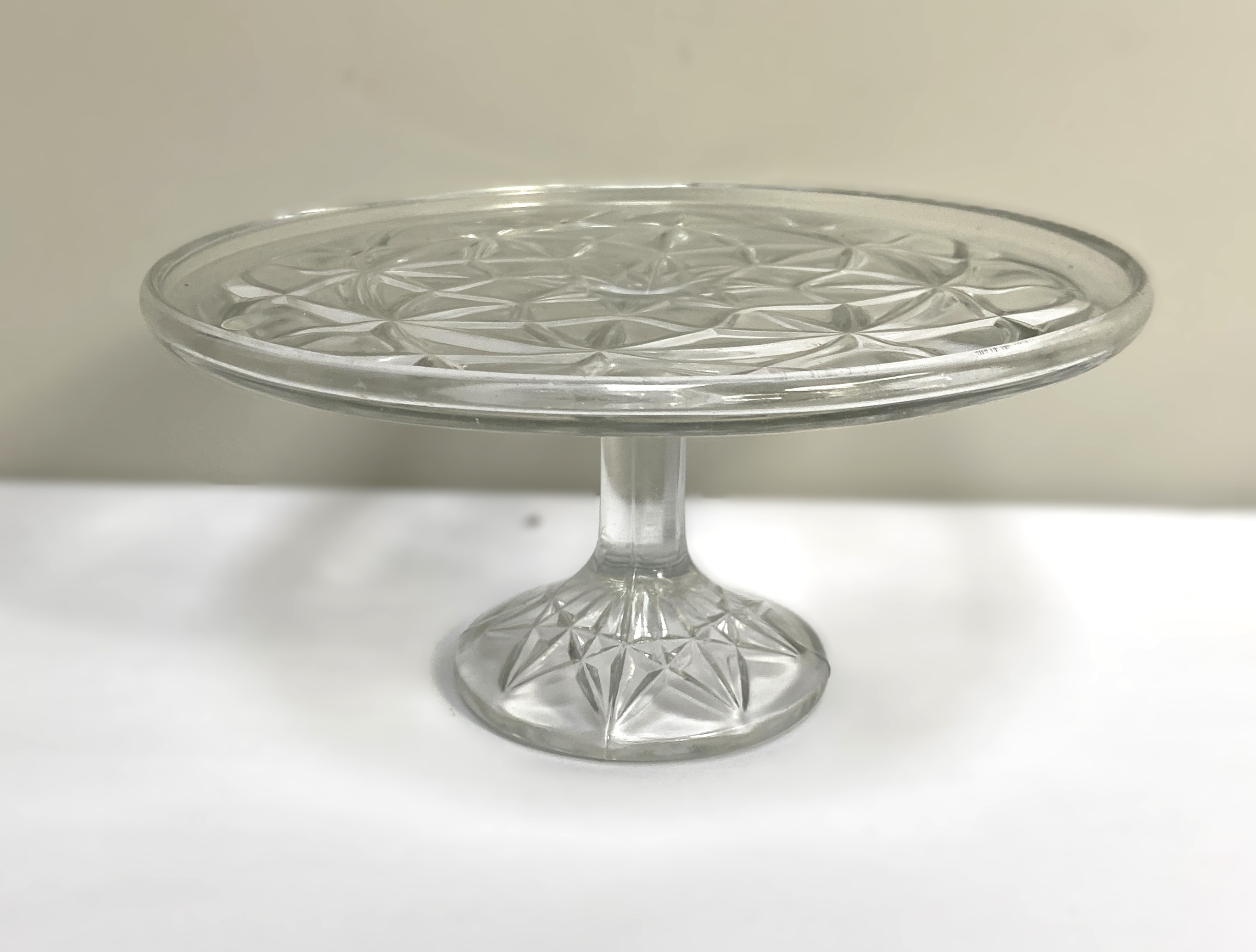Assorted clear glass table ware, including various pressed glass bowls and dishes (a lot) - Image 9 of 10