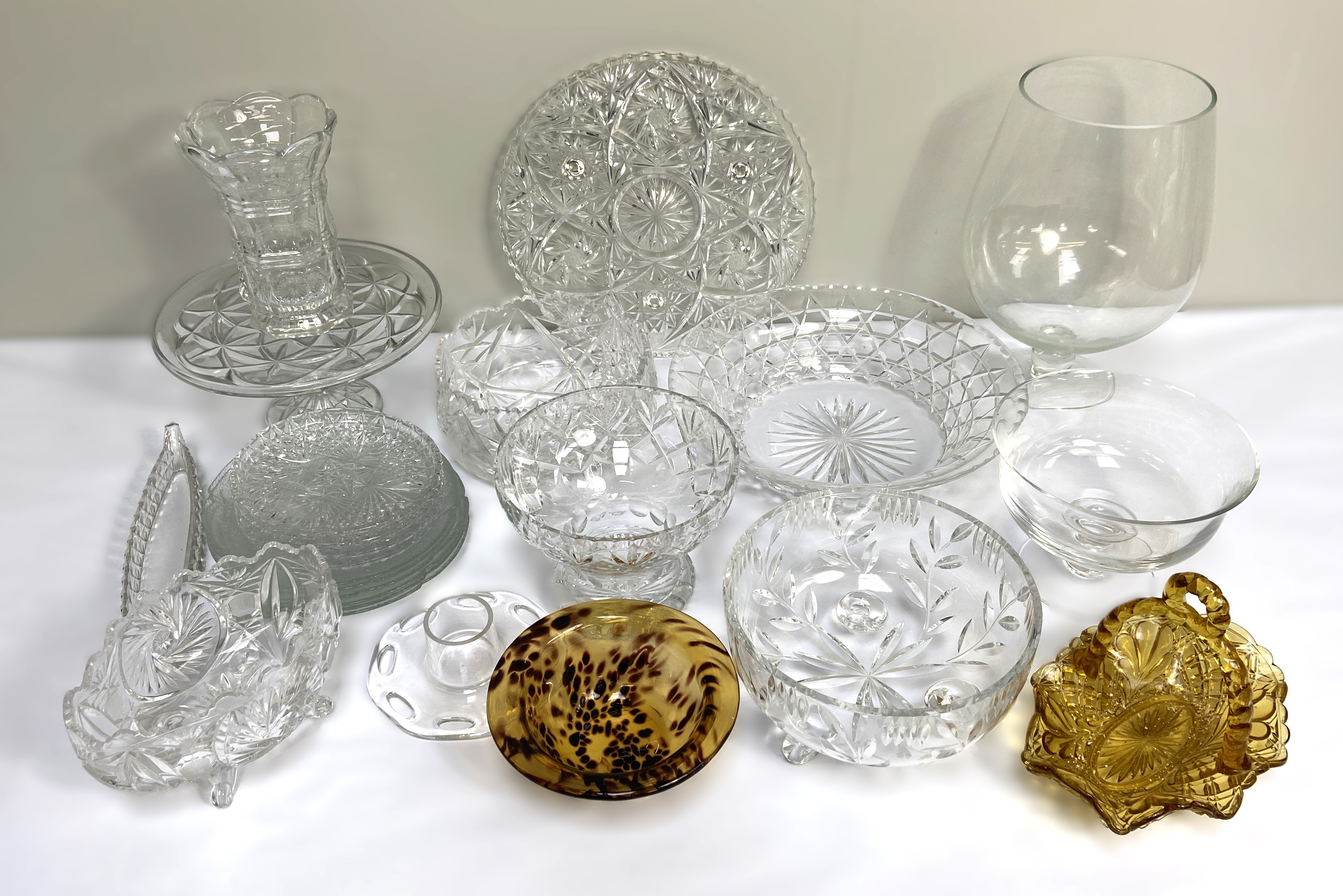 Assorted clear glass table ware, including various pressed glass bowls and dishes (a lot) - Image 2 of 10