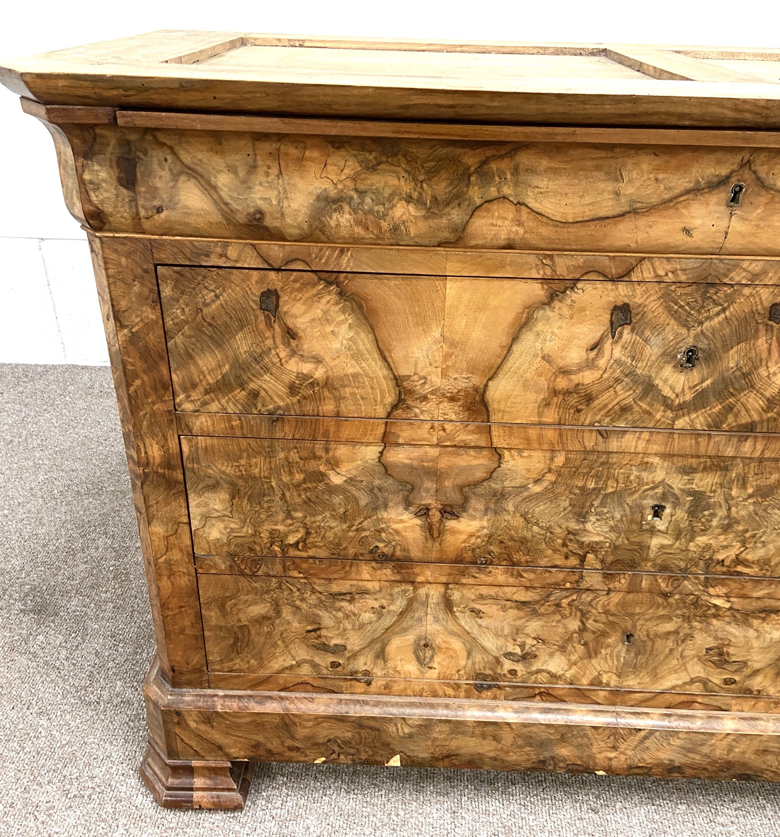 A Biedermeier walnut veneered commode, 19th century, with an ogee moulded frieze drawer over three - Image 3 of 9