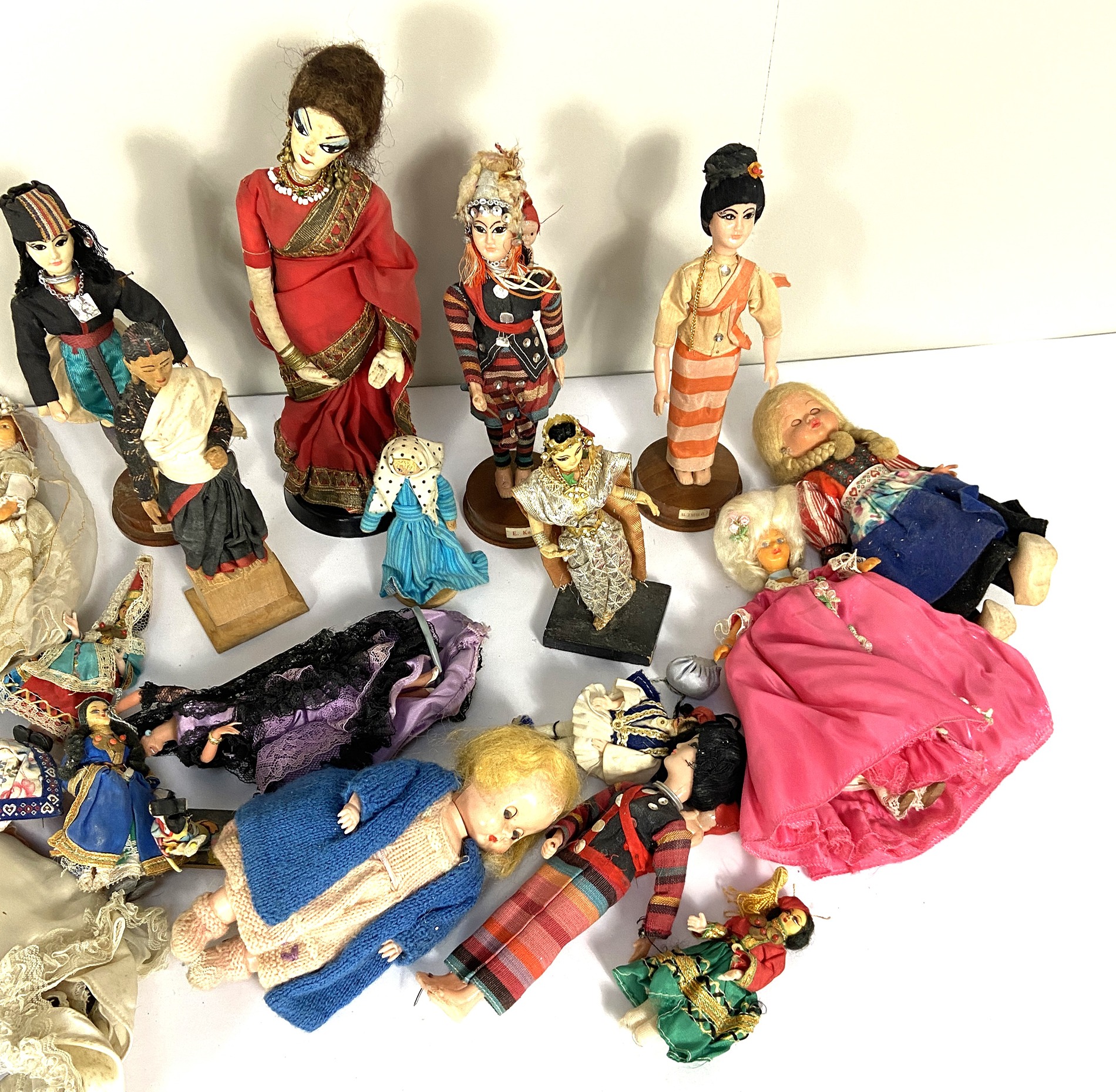 Collection of assorted small collector’s dolls, including bridal figures and similar (a lot) - Image 3 of 11