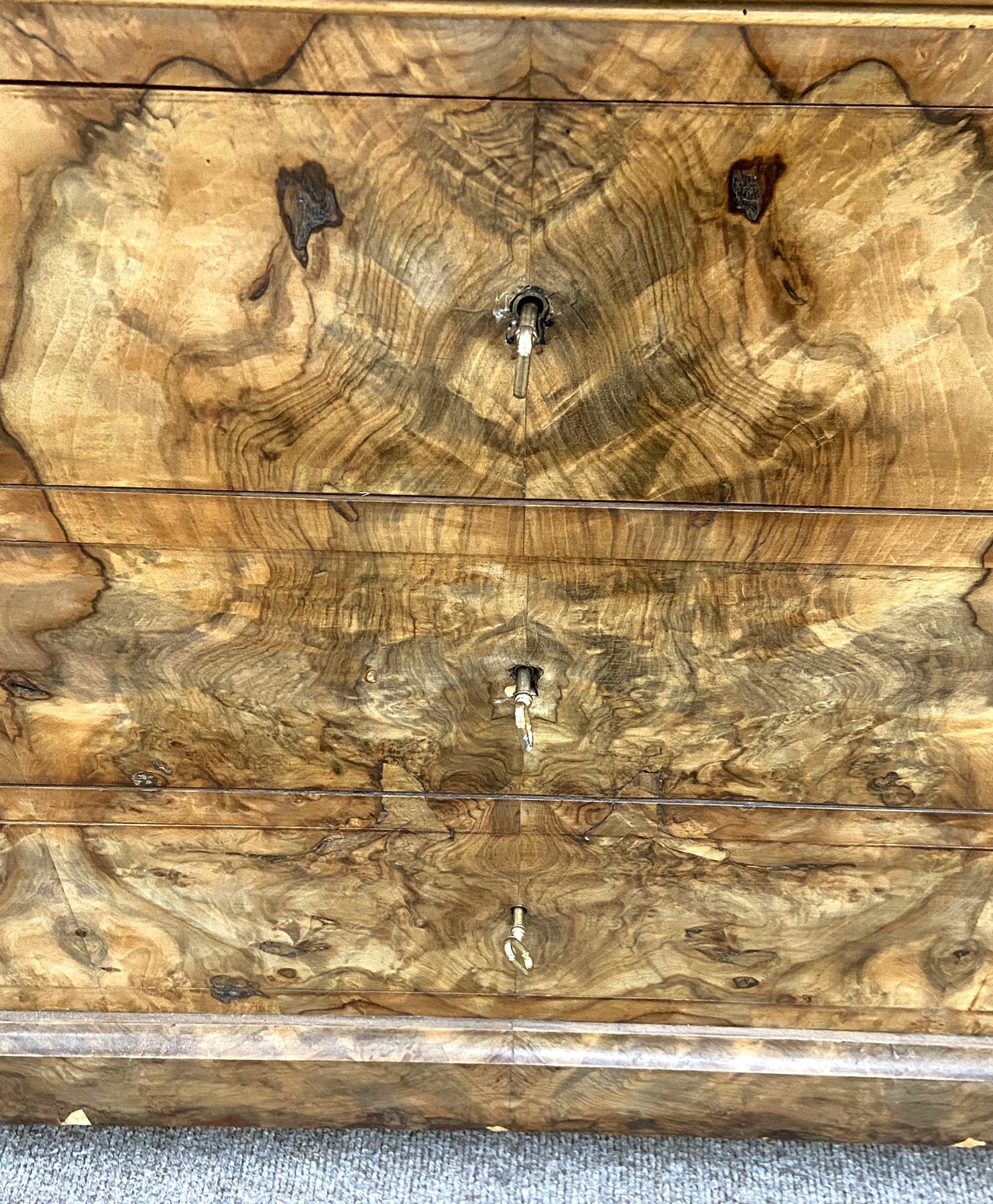 A Biedermeier walnut veneered commode, 19th century, with an ogee moulded frieze drawer over three - Image 9 of 9