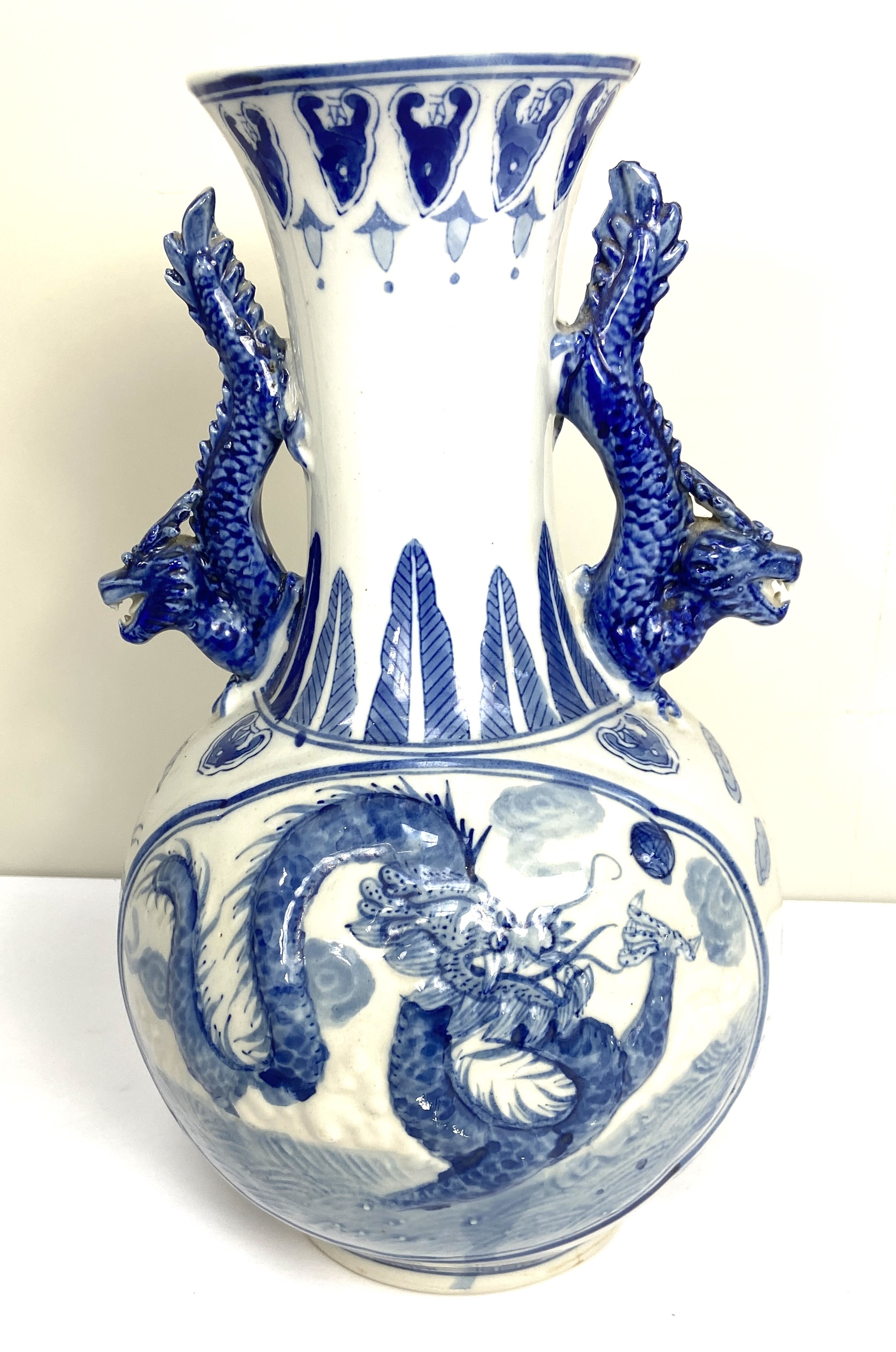 A Chinese blue and white vase and matching base, modern, decorated in underglaze glue with Dragons - Image 4 of 7