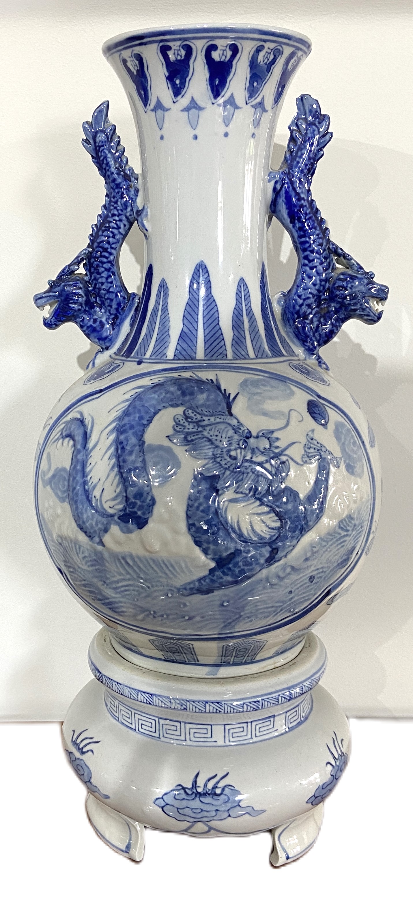 A Chinese blue and white vase and matching base, modern, decorated in underglaze glue with Dragons - Image 6 of 7