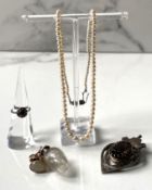 A small group of jewellery, including a novelty scent bottle, with yellow metal and 9 carat gold