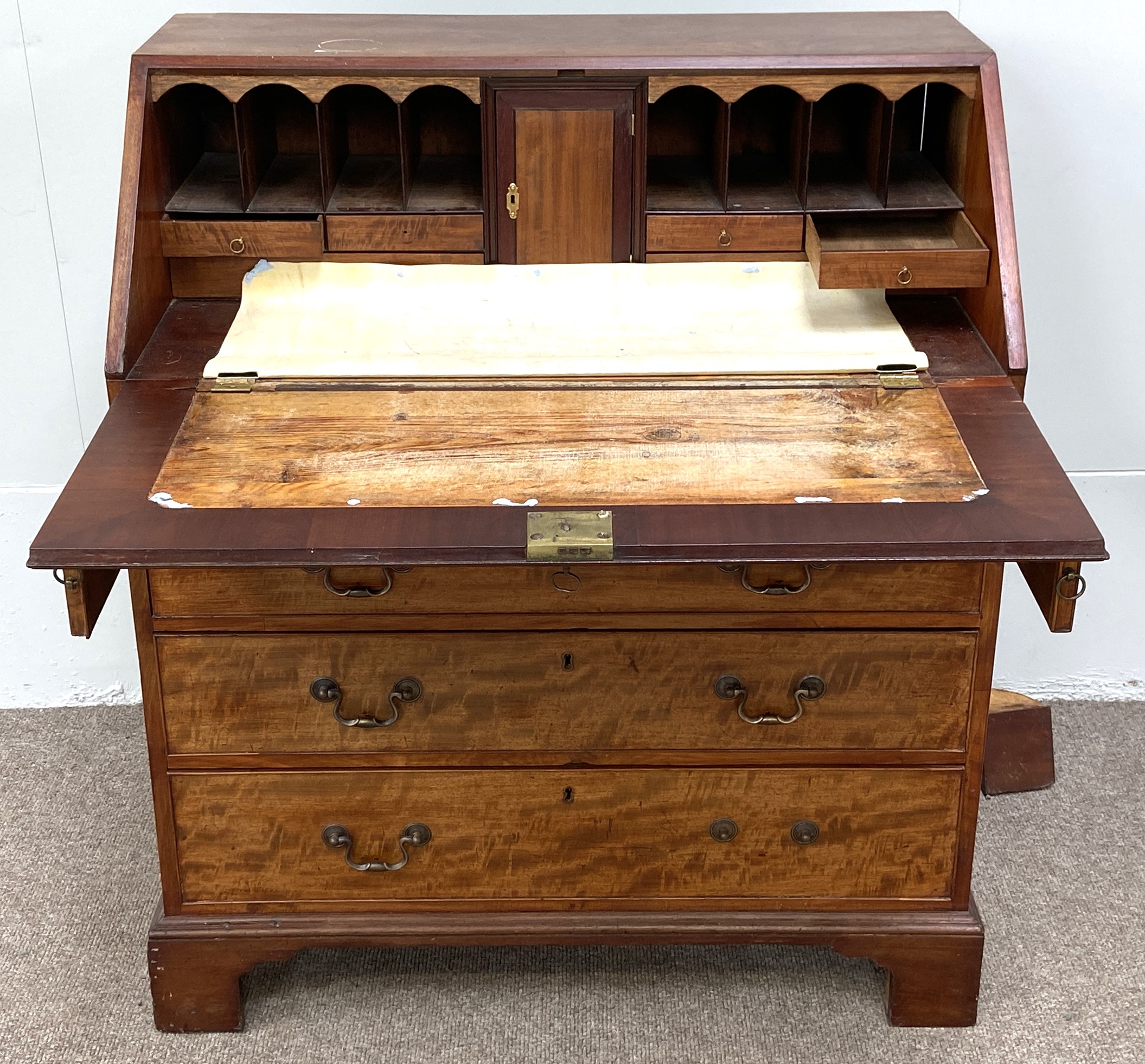 A George III mahogany bureau, late 18th century, with a fall front, opening to arrangement of - Bild 4 aus 6