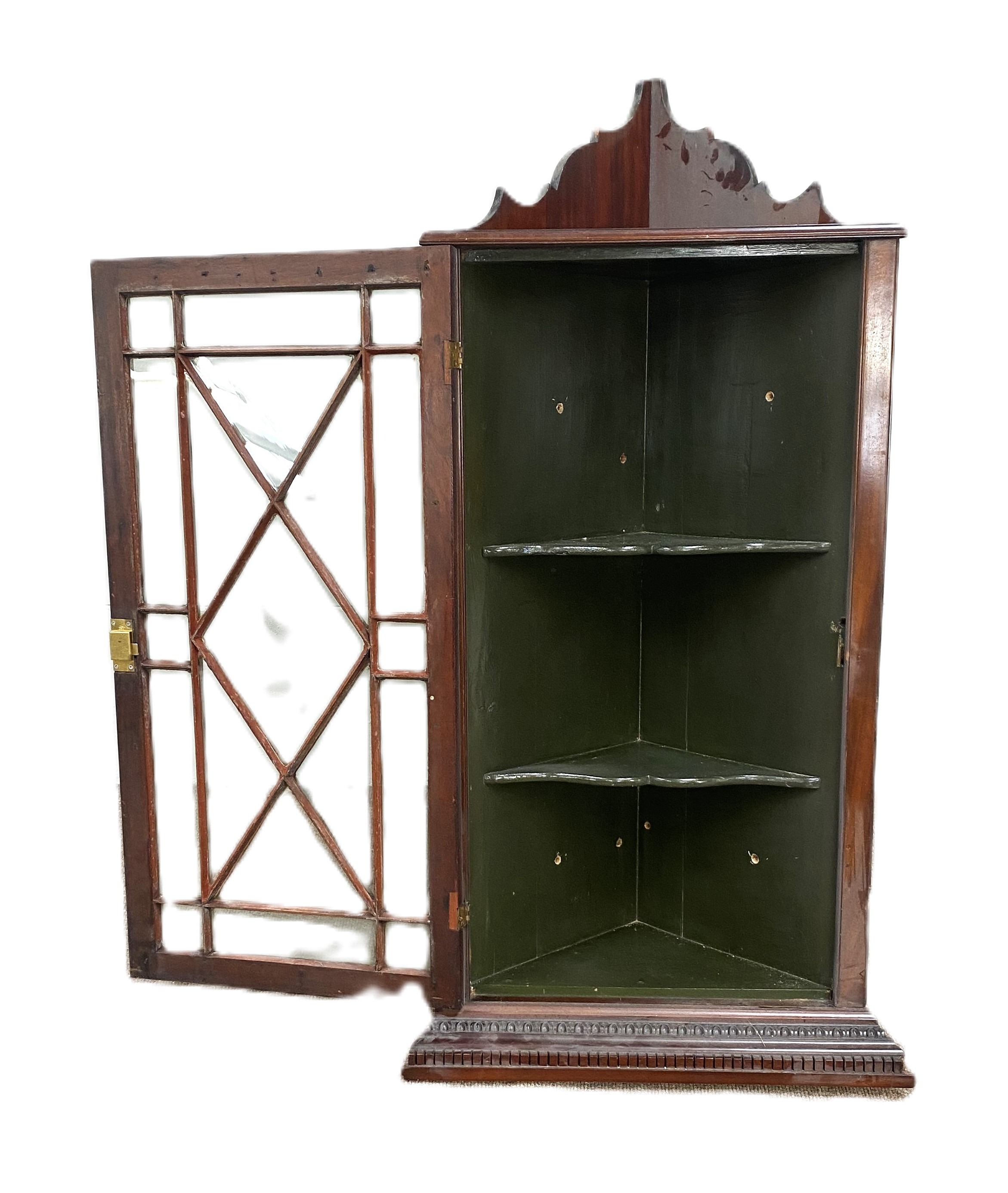 A George III style mahogany wall mounted corner cabinet, with single glazed door.  69cm wide, 41cm - Image 4 of 4