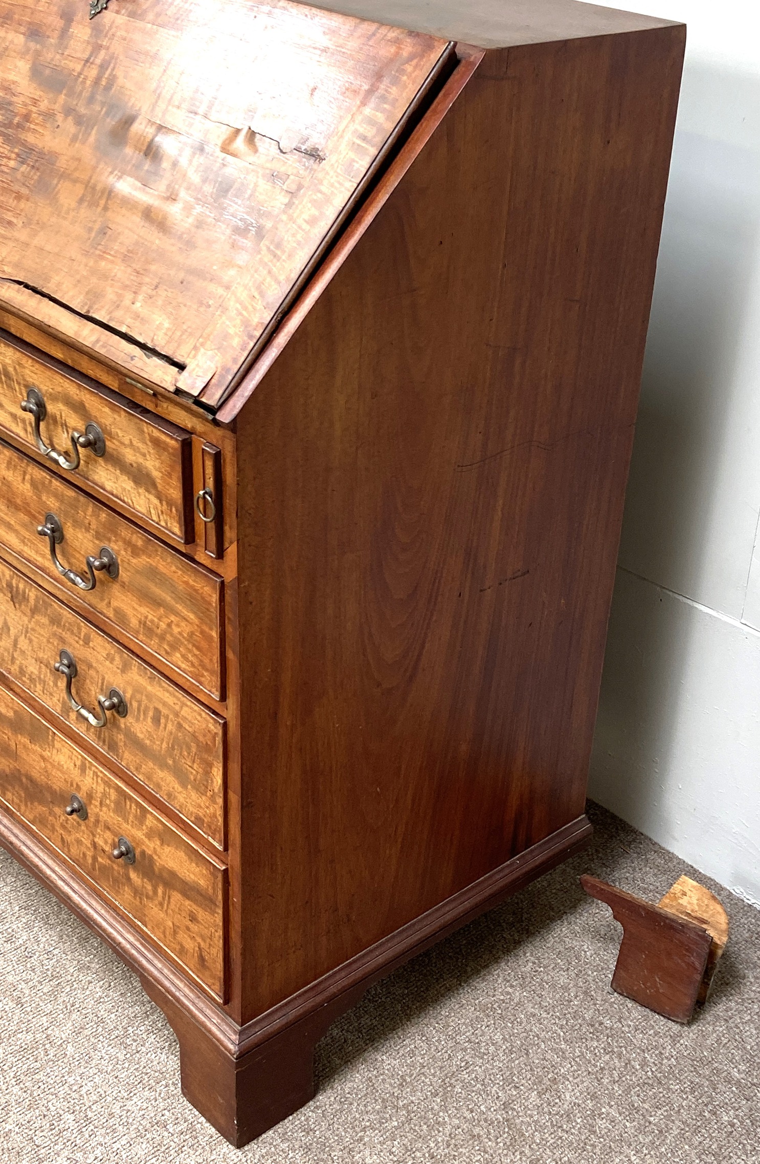 A George III mahogany bureau, late 18th century, with a fall front, opening to arrangement of - Image 3 of 6